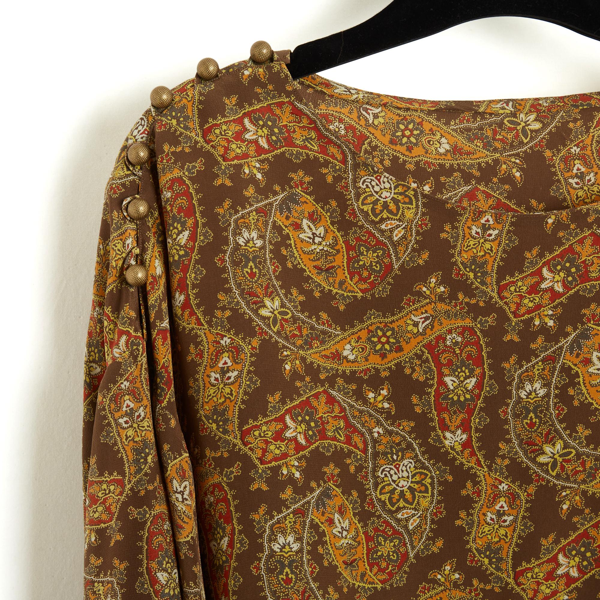 Chloé top circa 1985 silk blouse with a PAISLEY pattern in shades of green, orange and ochre on a khaki background, wide boat neck closed by 6 gold metal buttons on each side, long sleeves with small turn-ups also closed by 2 buttons, unlined. No