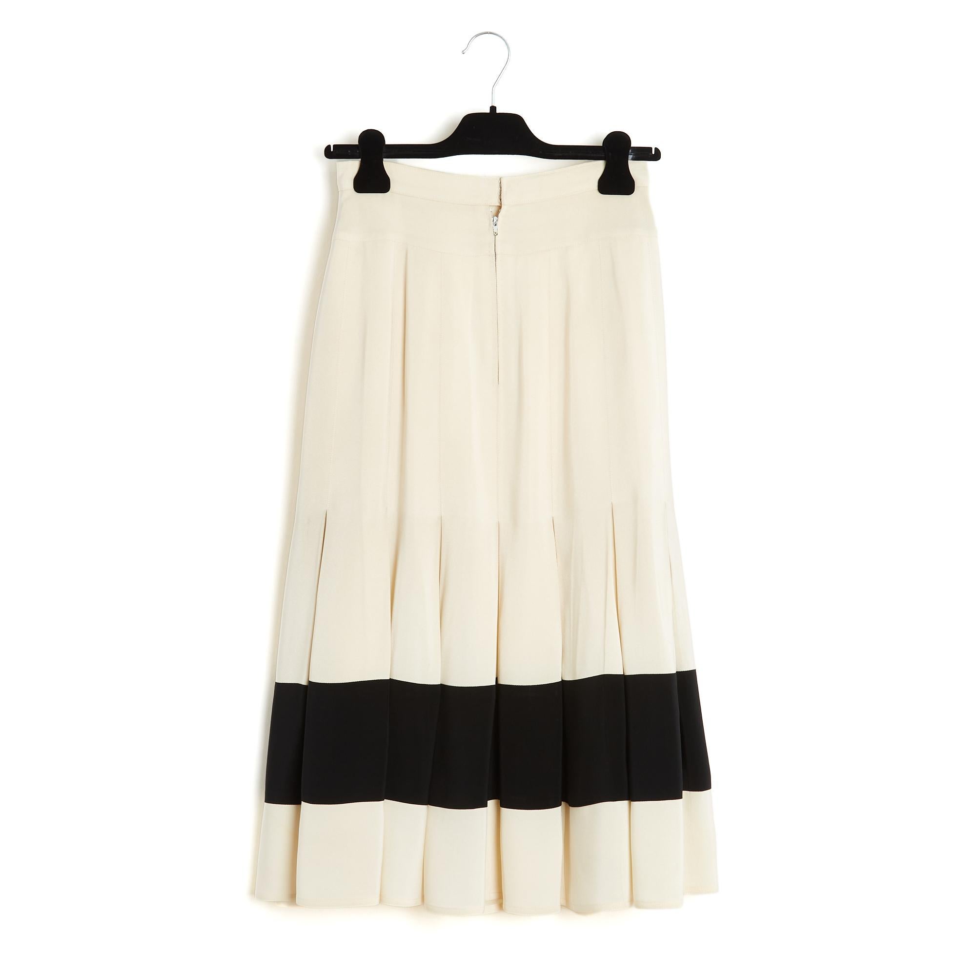 Women's Chloé circa 1990 Jupe plissée FR36 Ecru Black Silk Pleated Skirt UK8 US6 Chloe For Sale