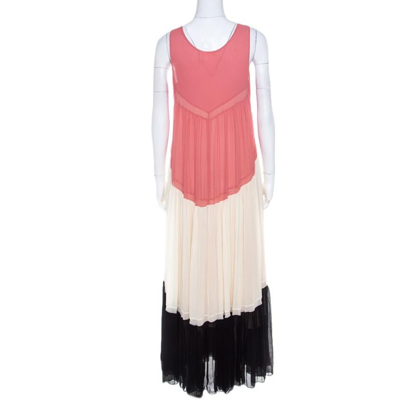 Chloe delights our hearts with this beautiful maxi dress that is all about channelling an air of elegance! The colorblock creation is made of 100% silk and features a ruffled silhouette. The flowy shape adds to the charm of the dress along with a