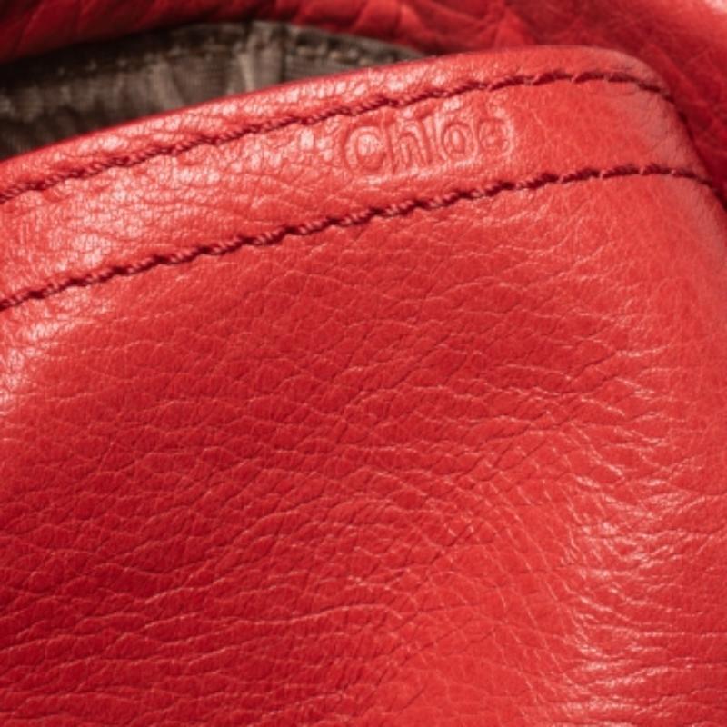 Ogni caratteristica di questa clutch Chloe è deliziosa e rende la creazione degna di essere posseduta. È stata realizzata in pelle di qualità e presenta un fiocco sul davanti. La sorprendente tonalità arancione corallo ti permetterà di essere al