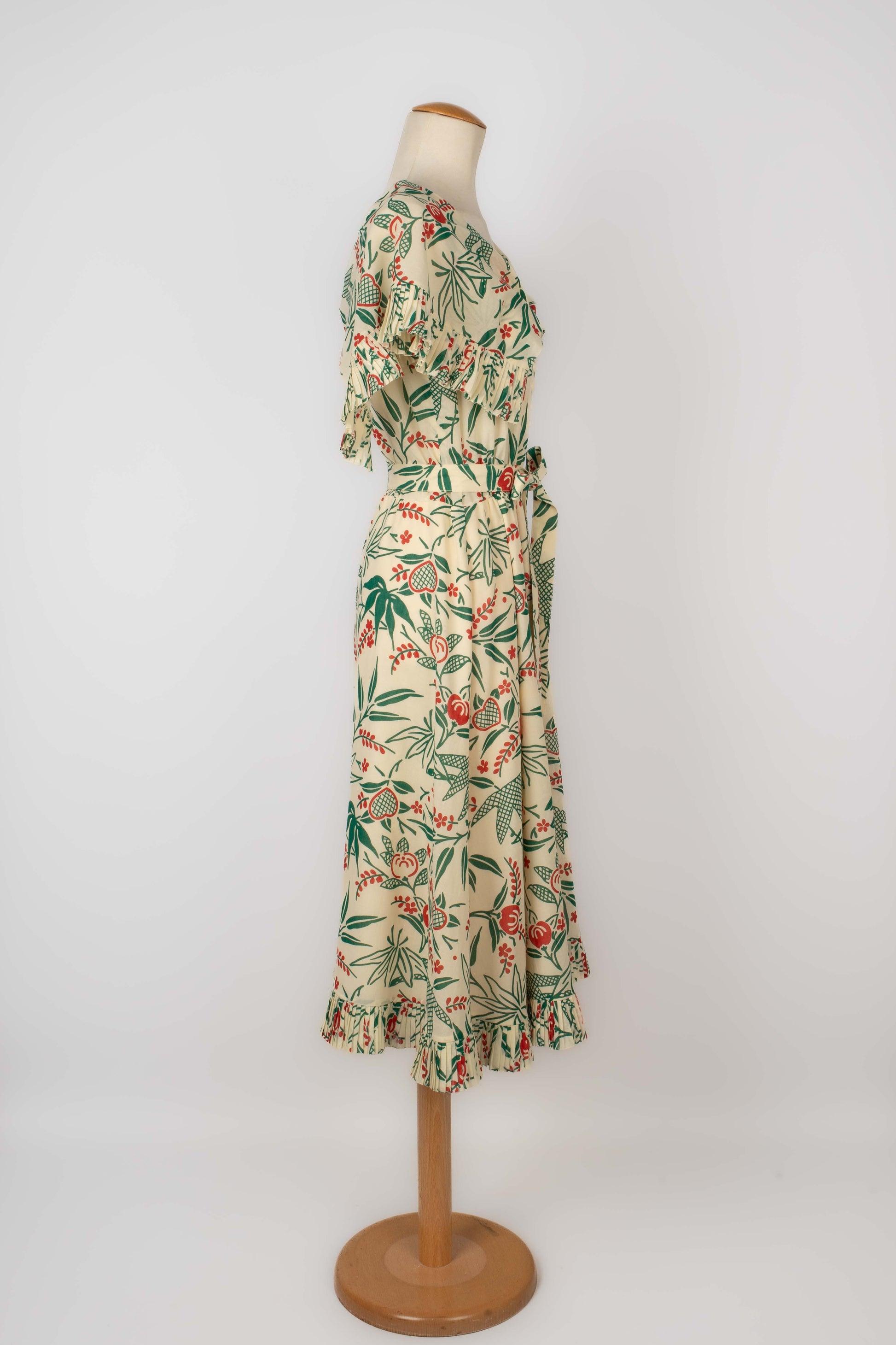 Chloé  - (Made in France) Cream-color cotton veil dress with green and red plant decoration. It comes with a belt. No size indicated, it fits a 38FR.

Additional information:
Condition: Good condition
Dimensions: Chest: 50 cm - Waist: 37 cm -