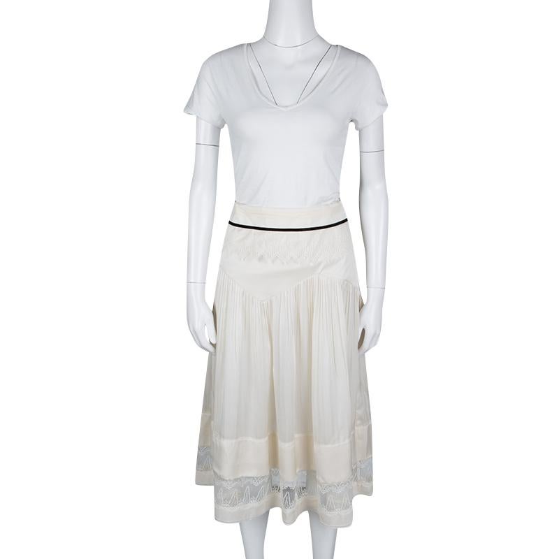 Wear an effortlessly elegant look with this Chloe skirt in muted cream color. The piece comes crafted in silk and fall to a mid-length with pleats. It is accented by lace inserts near the waist and hem. The skirt is equipped with a side zip closure.