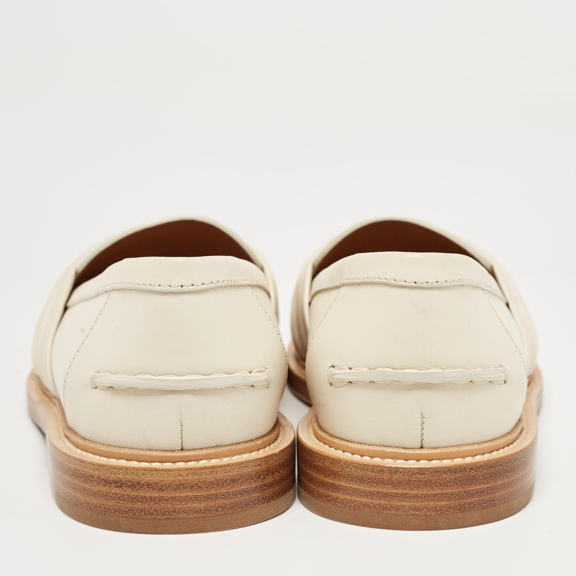 Let this comfortable pair be your first choice when you're out for a long day. These Chloe loafers have well-sewn uppers beautifully set on durable soles.

Includes: Original Dustbag, Branded Box