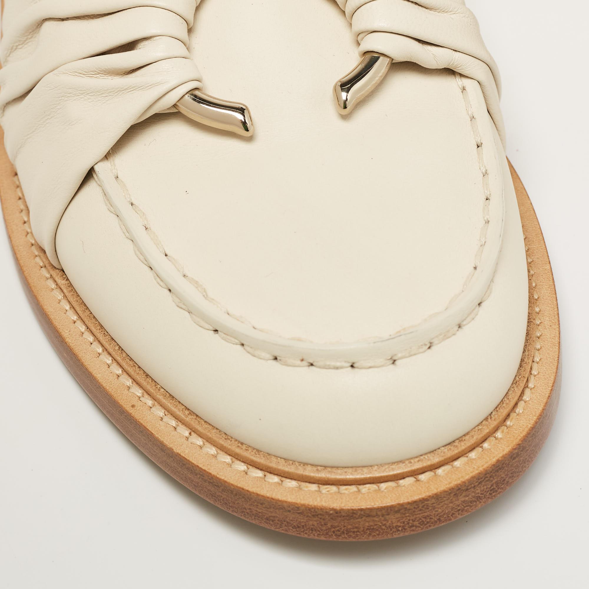 Chloe Cream Leather C Logo Loafers Size 40 In Excellent Condition For Sale In Dubai, Al Qouz 2