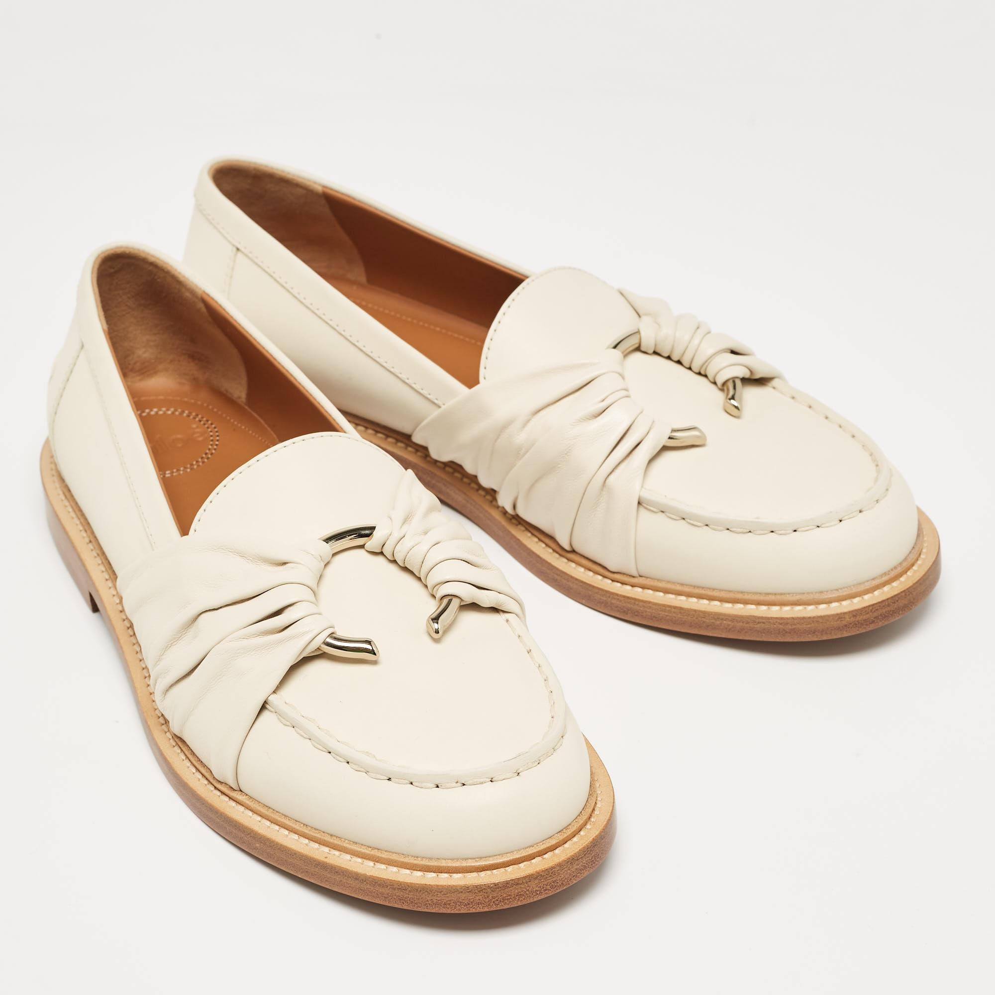 Women's Chloe Cream Leather C Logo Loafers Size 40 For Sale
