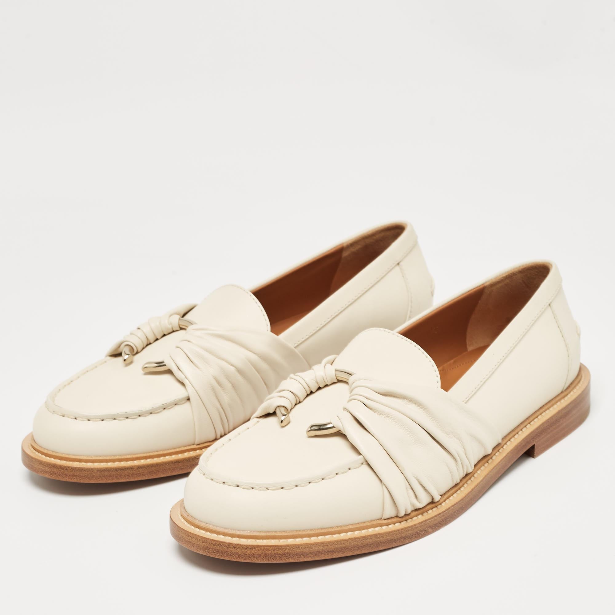 Chloe Cream Leather C Logo Loafers Size 40 For Sale 2