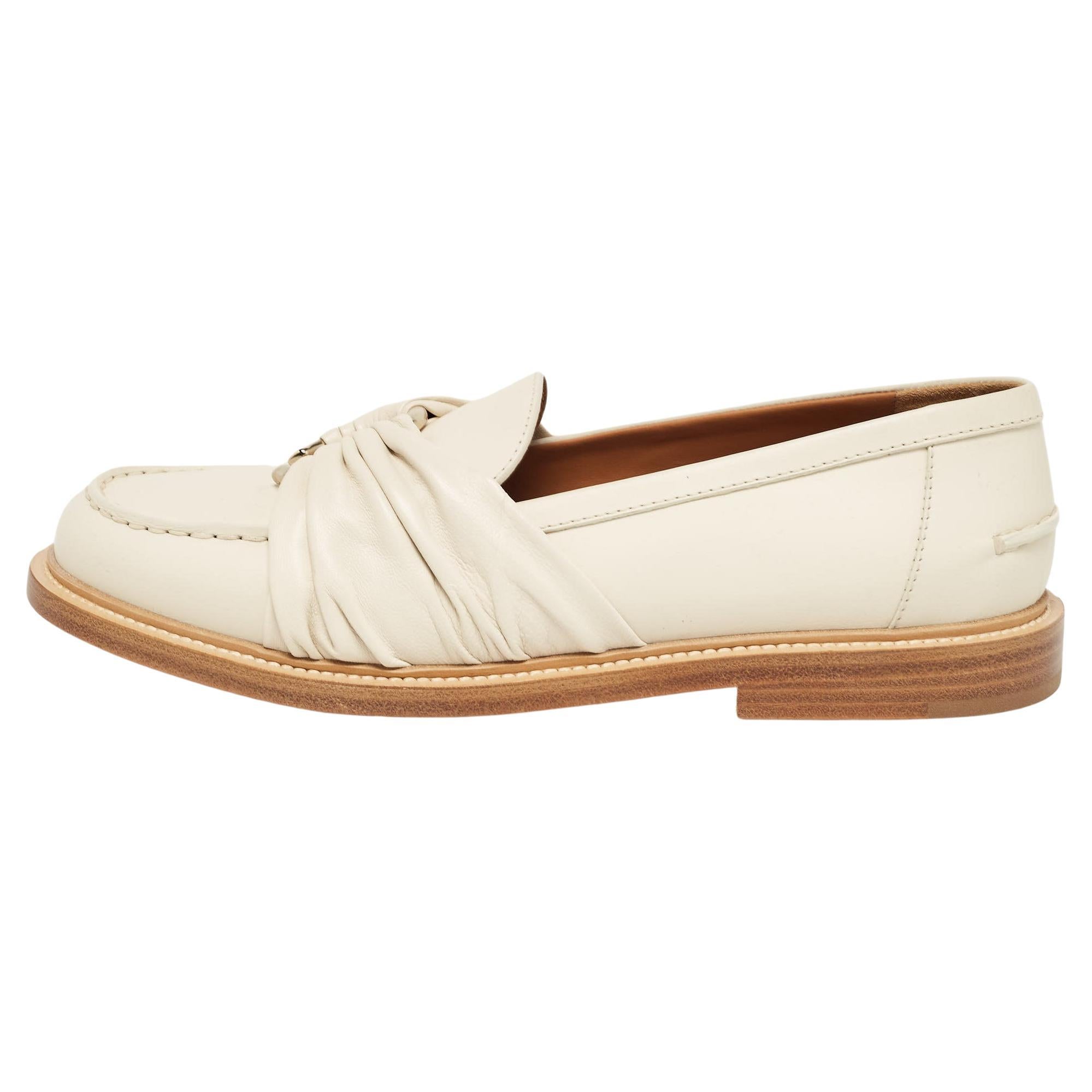 Chloe Cream Leather C Logo Loafers Size 40 For Sale