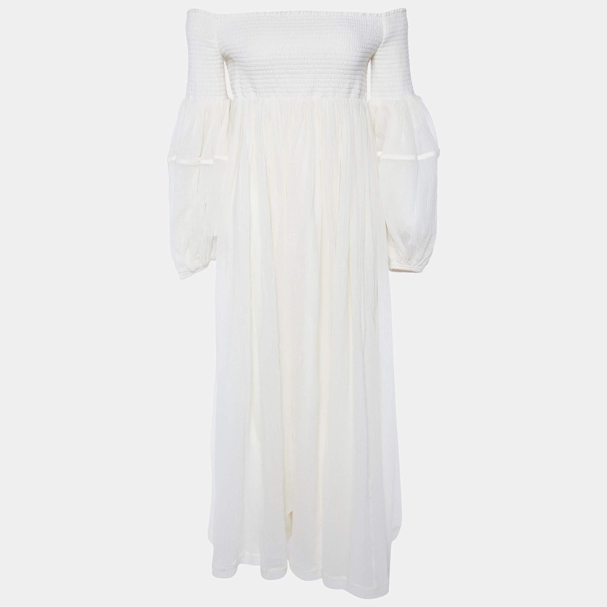 This stylish Chloé dress is a fashionable and versatile piece that exudes elegance and comfort. With its long silhouette, it provides a flattering and feminine look. Designed with chic details and unique cuts, it effortlessly combines fashion and