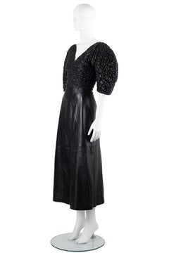 Pasarela Chloé Primavera/Verano 2024 Vestido midi de cuero negro de Gabriela Hearst