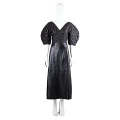 Pasarela Chloé Primavera/Verano 2024 Vestido midi de cuero negro de Gabriela Hearst