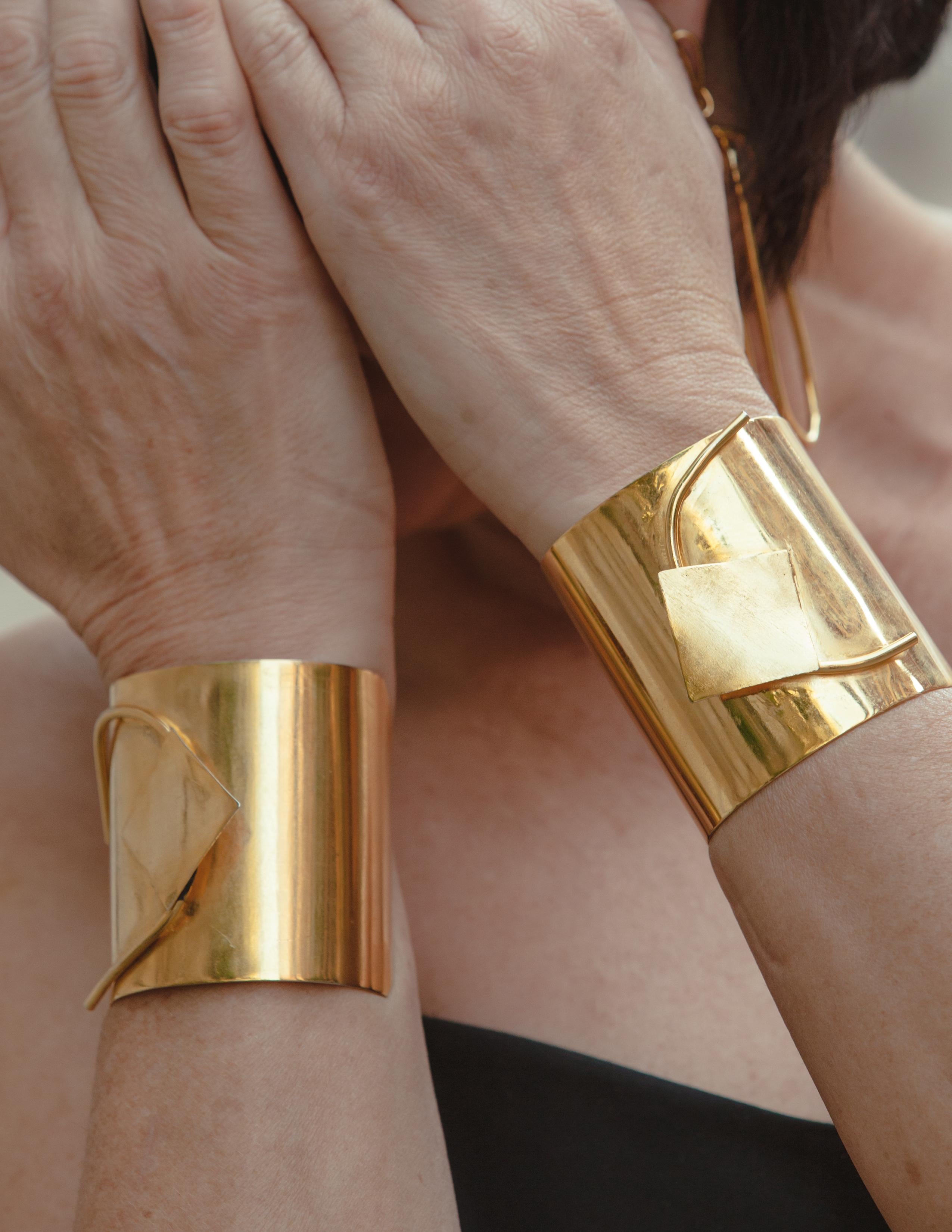 Contemporain Chloe - Bracelet manchette plaqué or 14 carats en vente