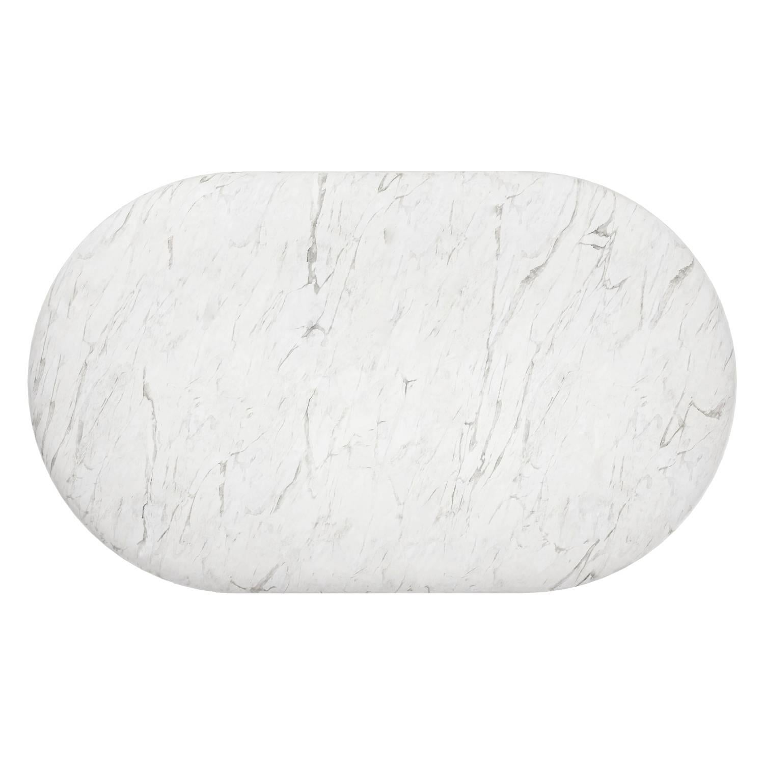 italien Table basse ovale courbée Chloé en marbre blanc sculpté de Carrare par Fred&Juul en vente