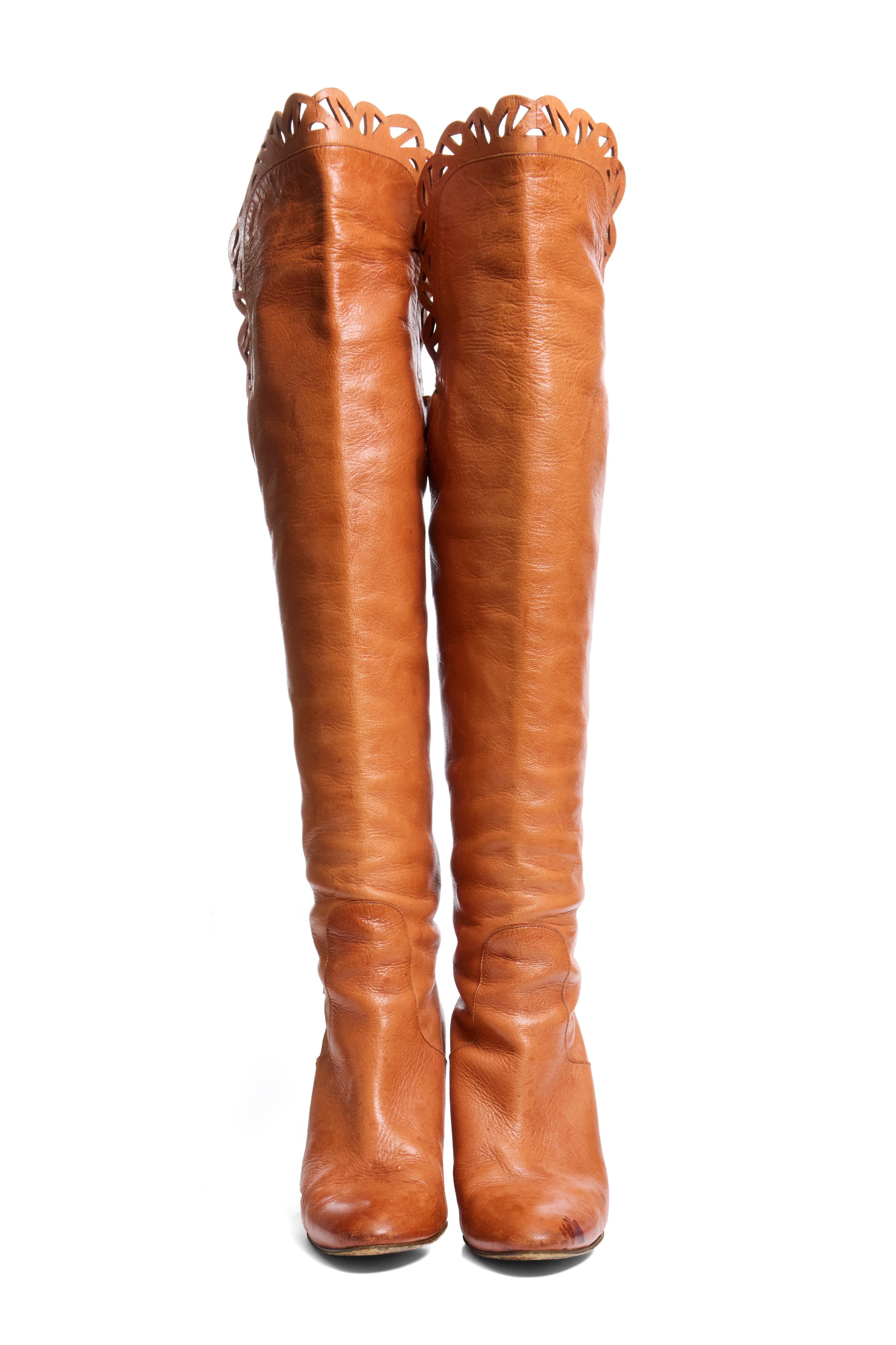 Chloé - Bottes à découpes sur le genou en cuir FW 2008 Made in Italy

Ces superbes bottes au genou de la fin des années 2000, qui sont des archives de Chloé, illustrent le savoir-faire féminin de la marque. Confectionnées en cuir de veau souple et