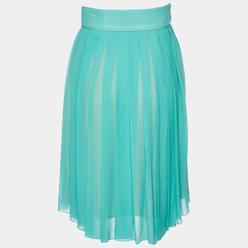 This lovely skirt is beautifully stitched from fine fabric. The comfy designer skirt has a flattering silhouette. Pair it with a simple top and strappy heels for a chic look.