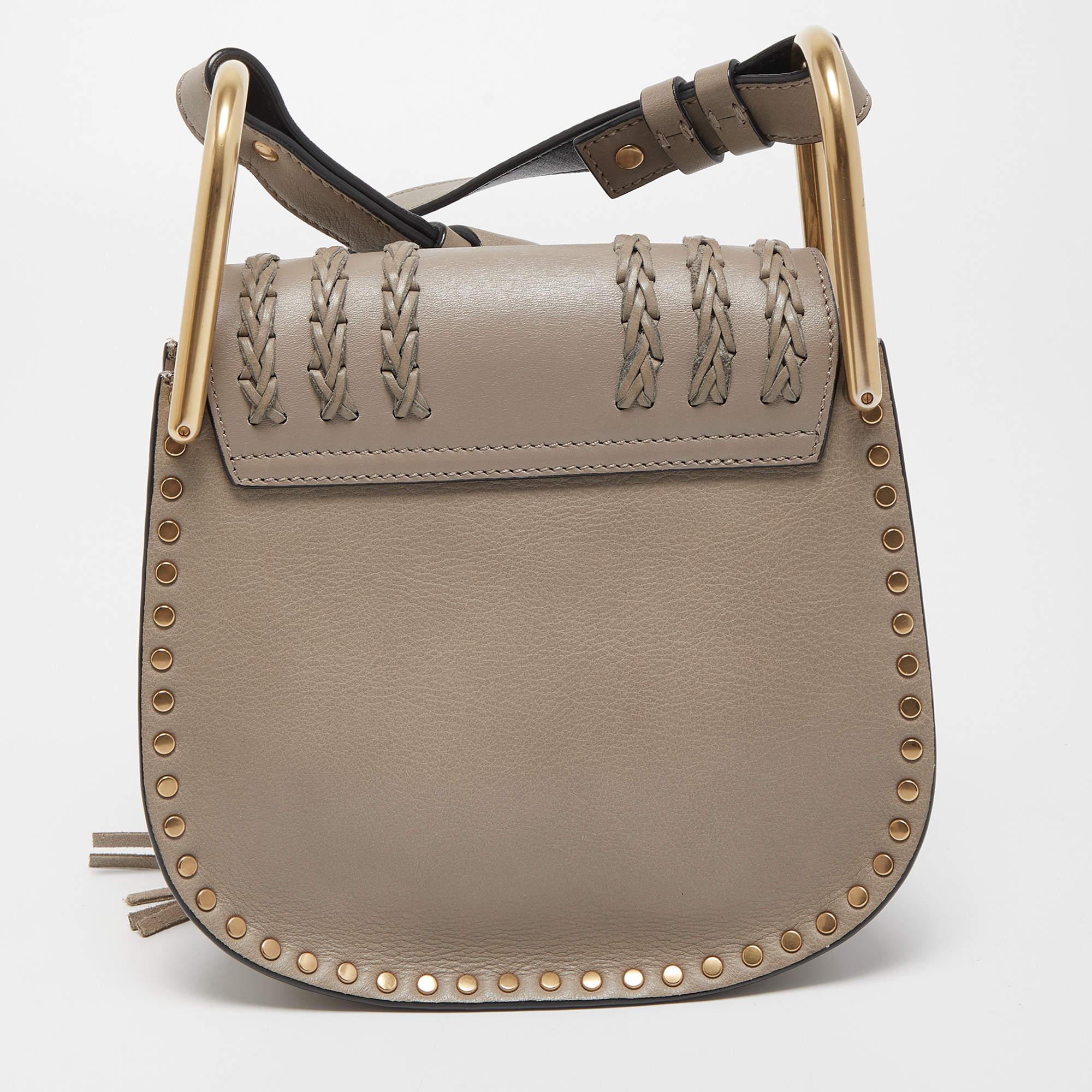 Trust this Chloe bag to be light, durable, and comfortable to carry. Crafted from leather, it comes in a dark beige hue. It features a suede interior, a long strap, and weave details.

