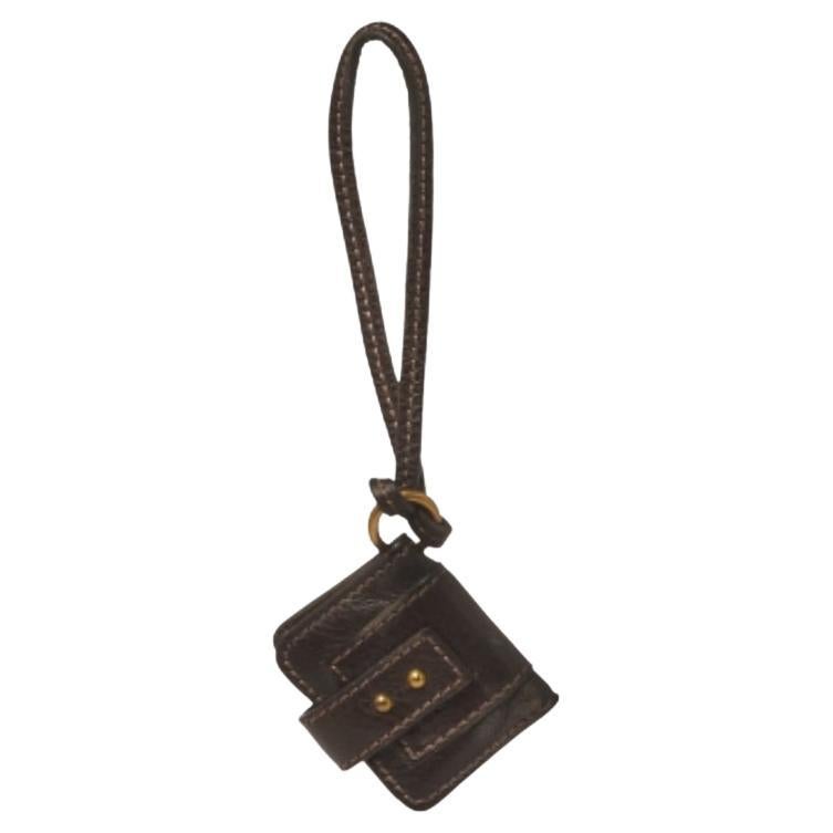 Stylish and functional, this Chloe key holder is a handy creation. Crafted from dark brown leather, it has the capacity to hold multiple keys. The simple shape and colors add to its classic design.