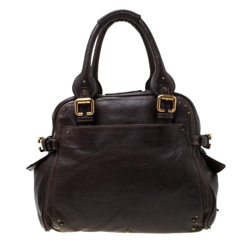 Whether it is the lock or the handle attachment, this satchel comes with all the perks of an ideal everyday spacious handbag. Crafted from dark brown leather, this Paddington Capsule by Chloe is equipped with a chunky chain, a small padlock, and two