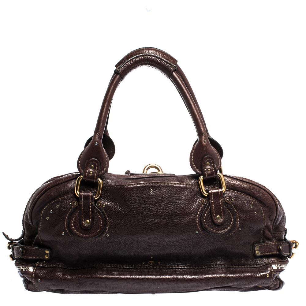 This Chloe Paddington satchel is built to assist your impeccable style on all days. Gold-tone hardware with a chunky lock on the front easily attracts all the attention. The dark brown leather has an interesting texture while the fabric interior is
