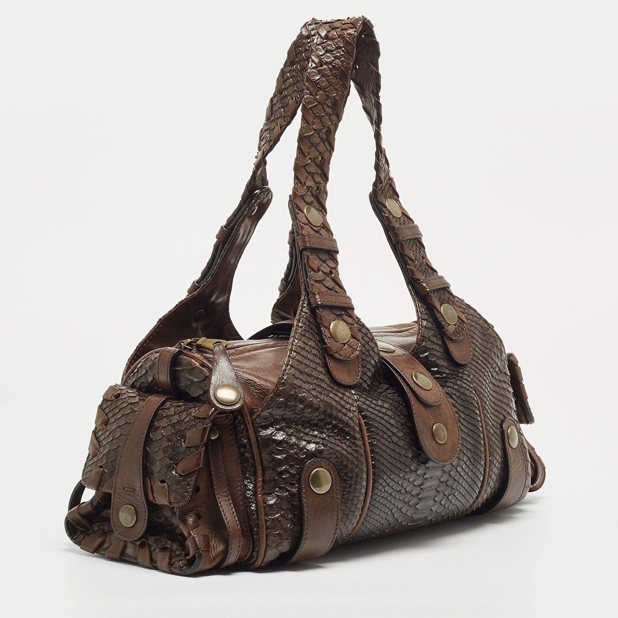 This satchel is rendered in the finest quality materials into an elegant design. Versatile and functional, it is well-sized for your daily use.

