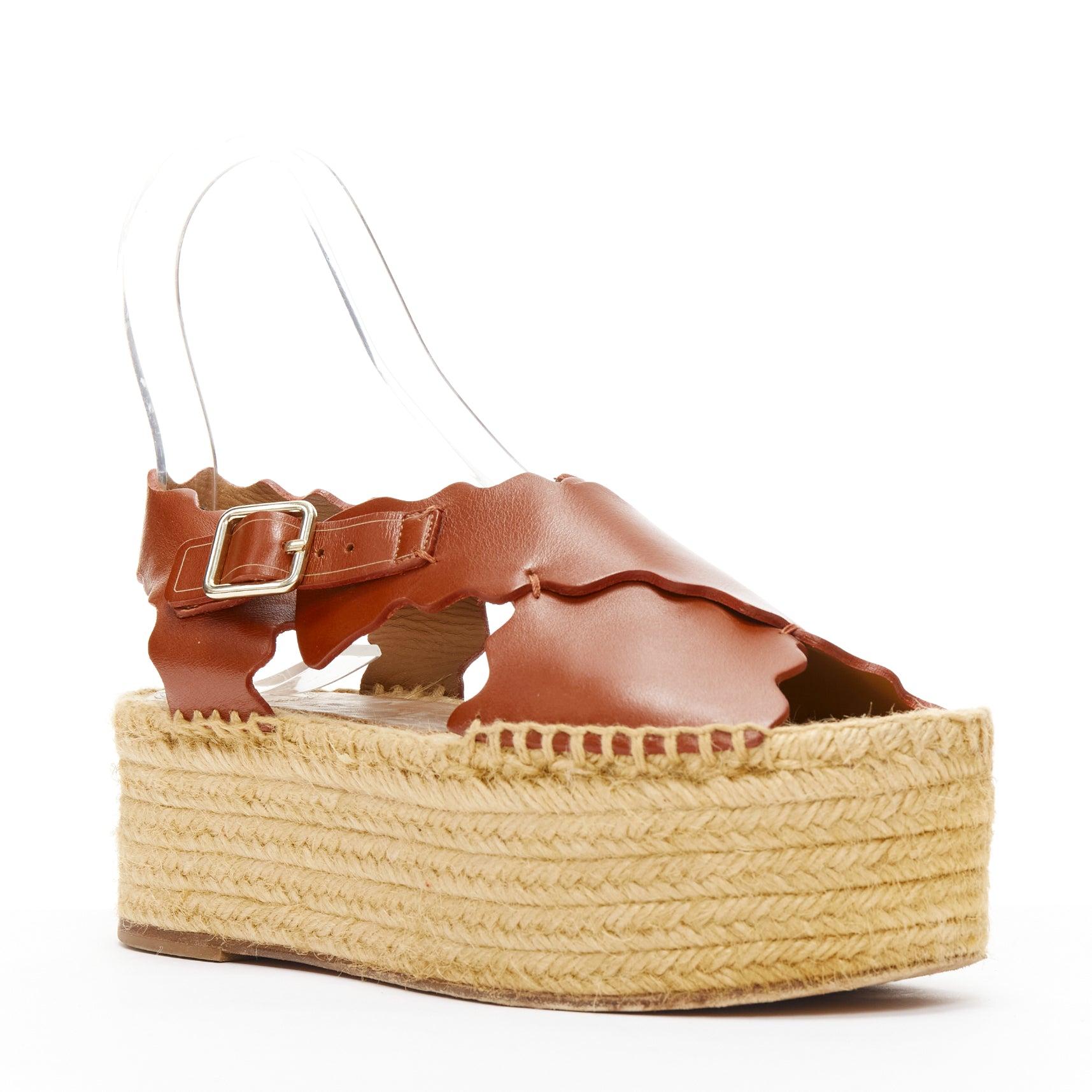 CHLOE dark brown scalloped edge gold buckle jute espadrille platform sandal EU36
Reference: JACG/A00149
Brand: Chloe
Material: Leather, Jute
Color: Brown
Pattern: Solid
Closure: Buckle
Extra Details: Gold-tone hardware buckle. Platform jute.
Made