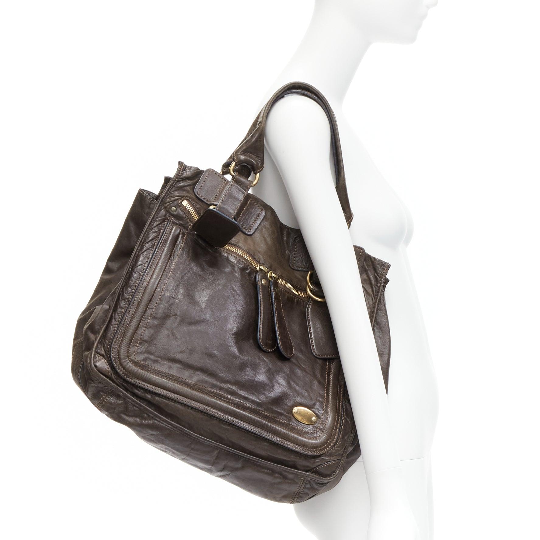 CHLOE dark brown soft leather oversized zipper pull pipe trim tote bag
Reference: GIYG/A00298
Brand: Chloe
Material: Leather, Metal
Color: Brown
Pattern: Solid
Lining: Bronze Fabric
Made in: Italy

CONDITION:
Condition: Fair, this item was pre-owned