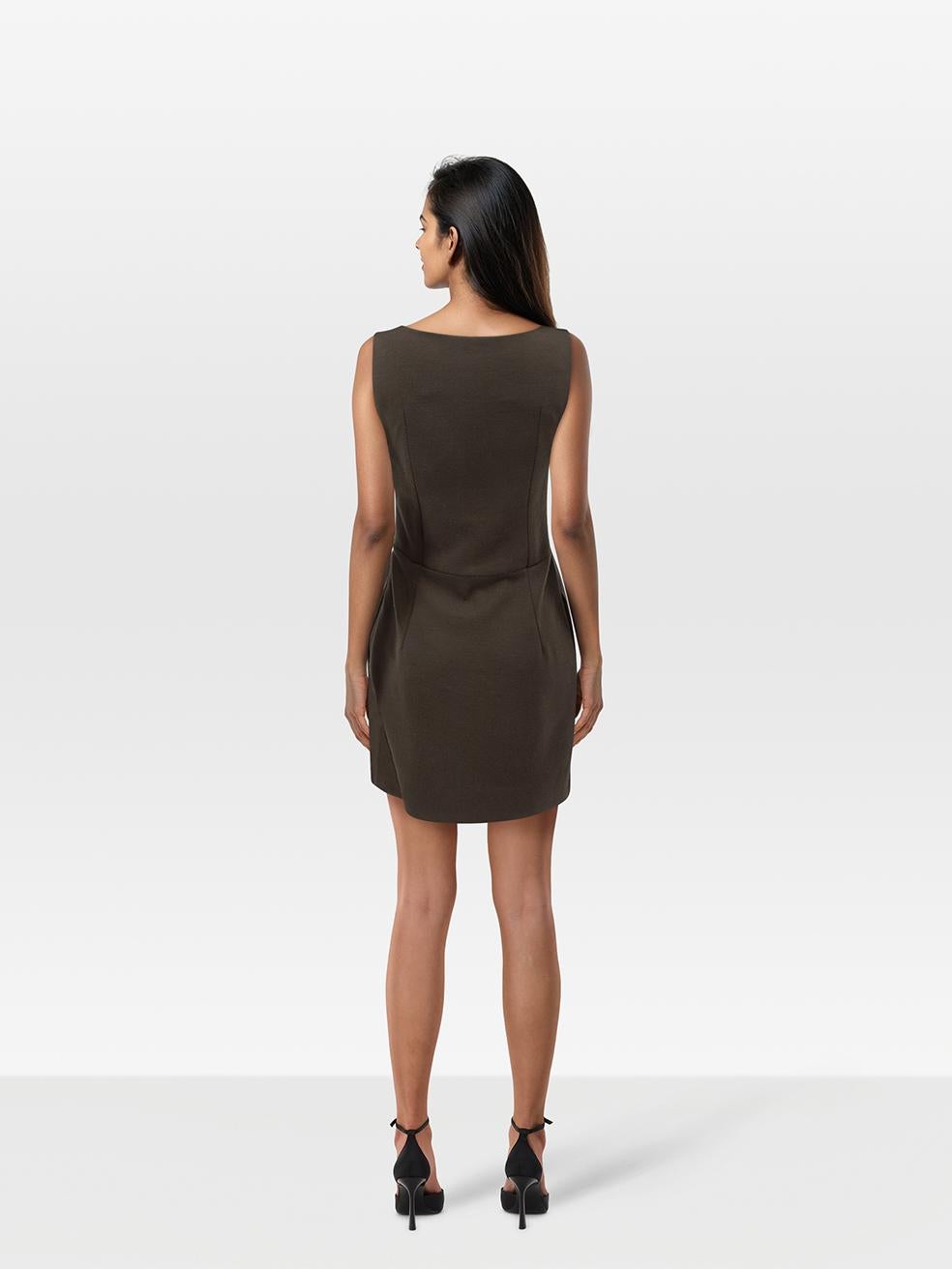 L'ÉTAT est très bon. L'usure de la robe est minime. Légères bouloches sur le tissu de cet article de revente d'occasion de la marque Chloé.
 
 Détails
 
 
 Vert foncé 
 
 Laine
 
 Robe
 
 Sans manches
 
 Longueur mini
 
 Détail froncé
 
 Col rond
 

