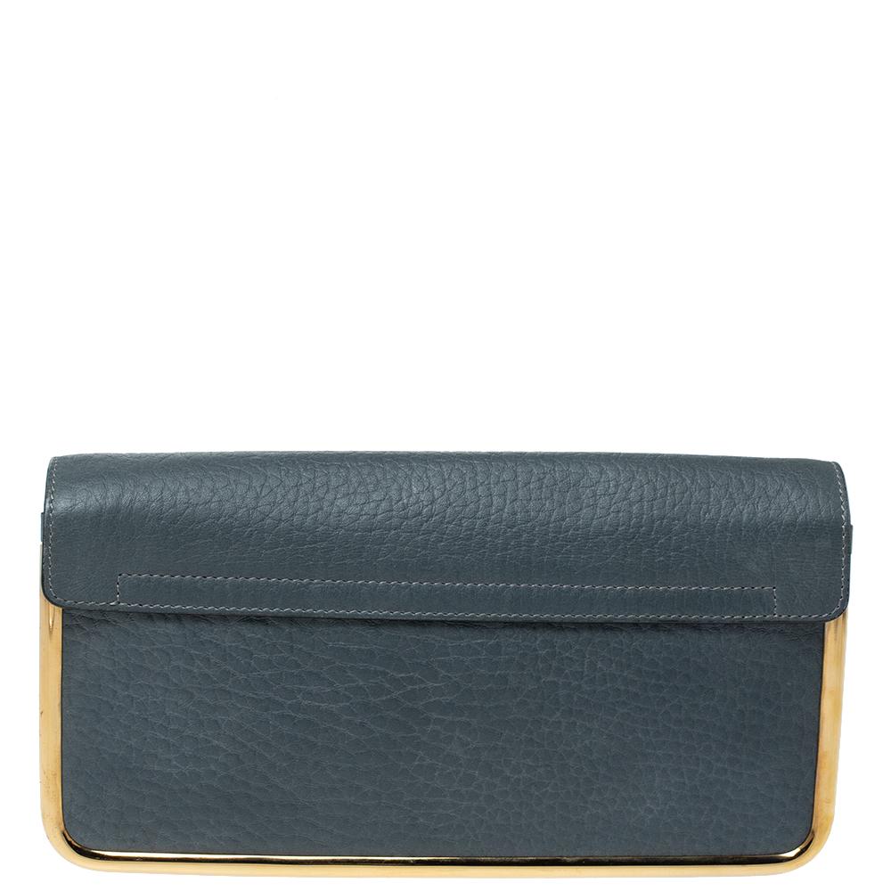 This Chloe clutch is perfect for night time. Crafted meticulously from leather, it comes in a shade of dark grey. It has an envelope silhouette with a front flap carrying the brand logo. The exterior is further detailed with gold-tone hardware