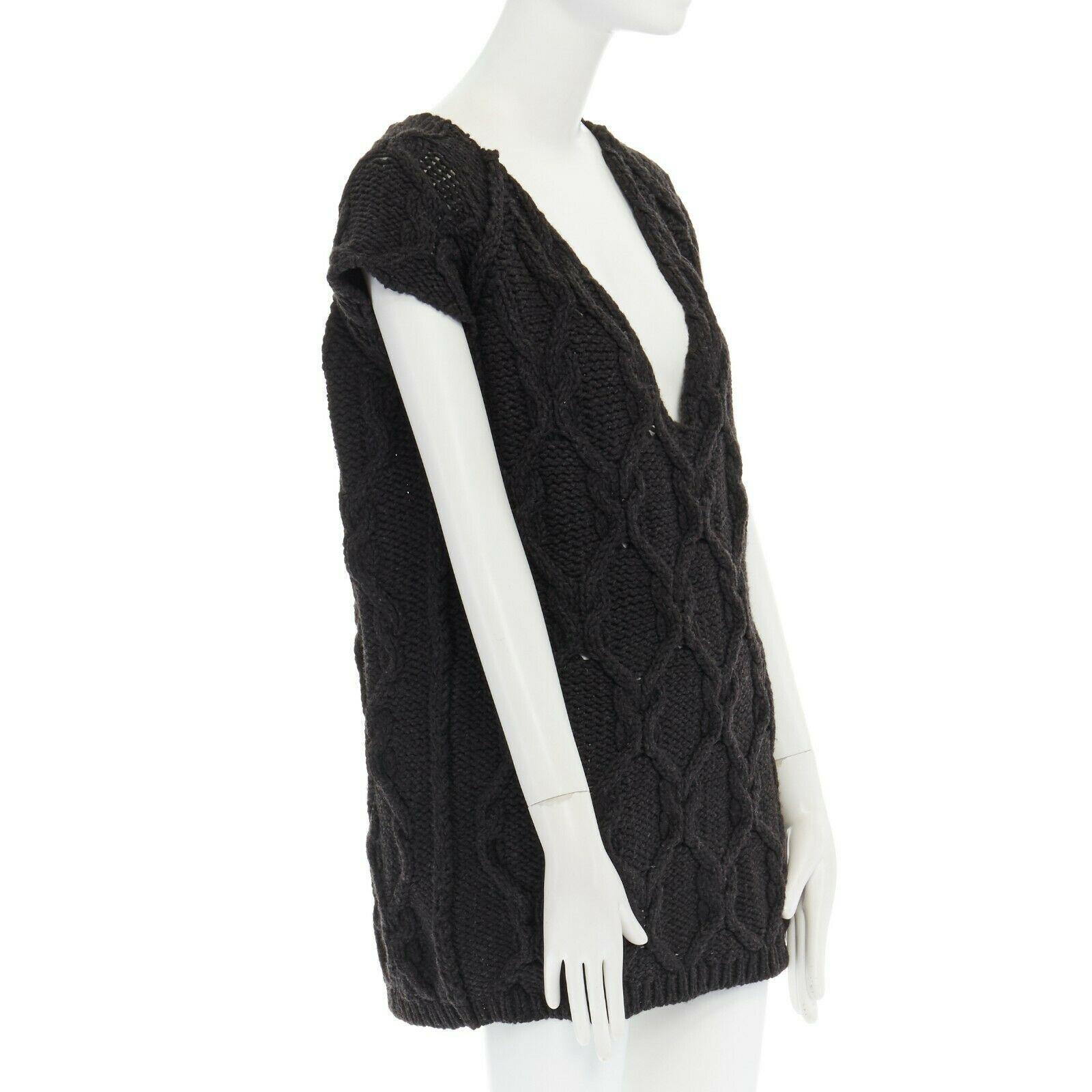 CHLOE dark grey merino wool yack blend V-neck grid chunky knit vest sweater S
CHLOE
Merino wool, yack. 
Dark grey/brown. 
V-neck. 
Grid-like chunky knit. 
Sleeveless sweater. 
Boxy fit. 
Sweater top. 
Made in Italy.

CONDITION:
Very good, this item