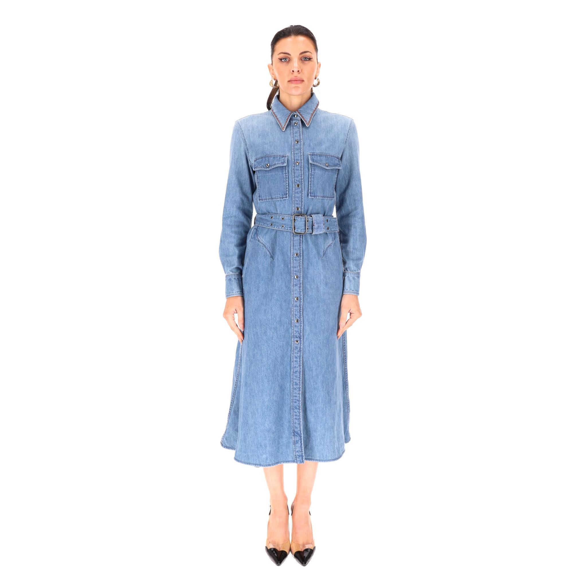 Chloe - Vestito a camicia midi in denim

Abito in denim di cotone blu con chiusura con bottoni a pressione con logo 'Chloe', tasche e polsini frontali con chiusura al petto.

Cuciture arancioni a contrasto sul colletto. 

Cintura in denim con fibbia
