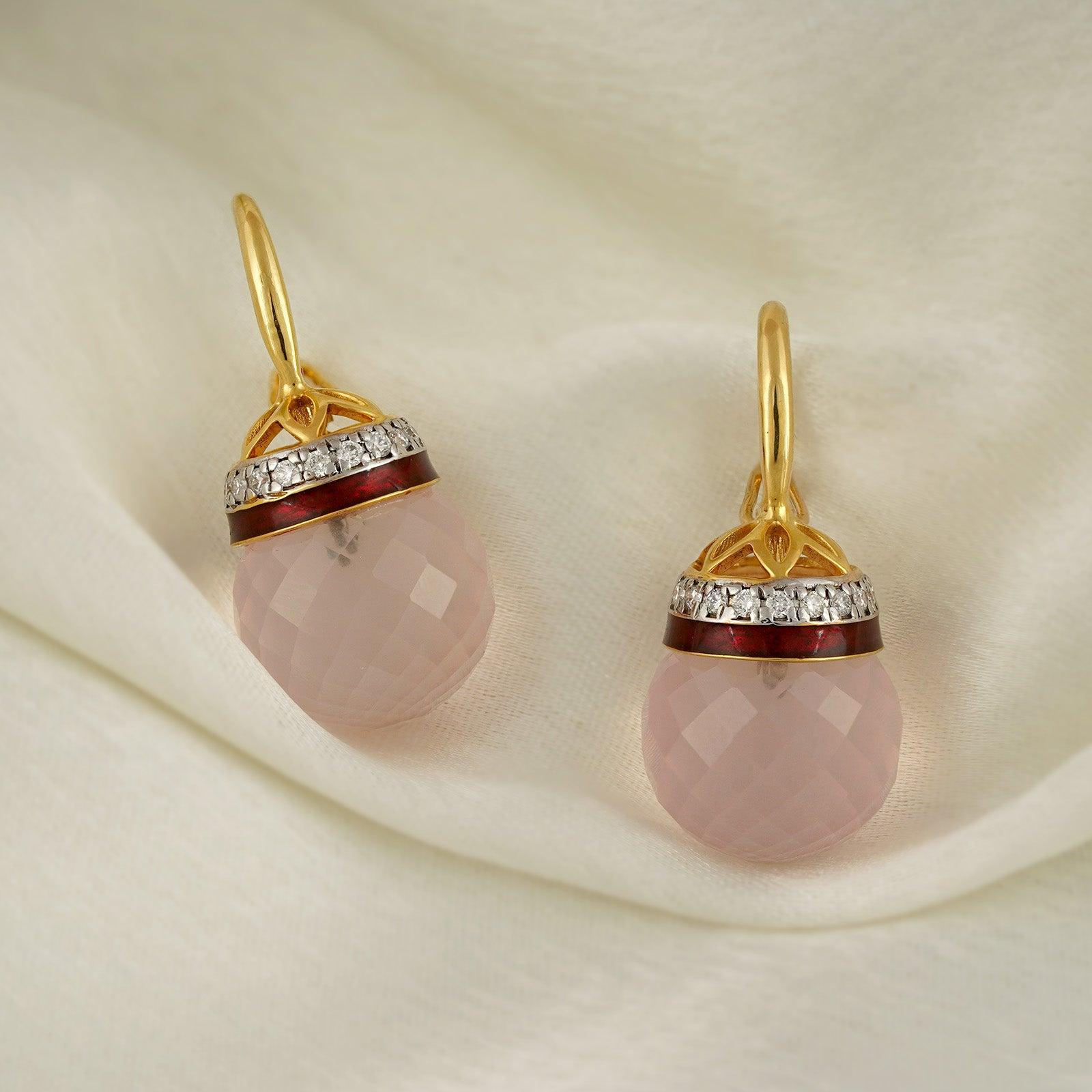 Oro (14K) : 3.7g
Diamanti : (purezza VS e colore H-I) : (taglio brillante) : 0.36ct
Pietre preziose : Quarzo rosa
Altro : Smalto rosso

Con la grazia dei diamanti e il dettaglio romantico della smaltatura, questa coppia è realizzata in oro e