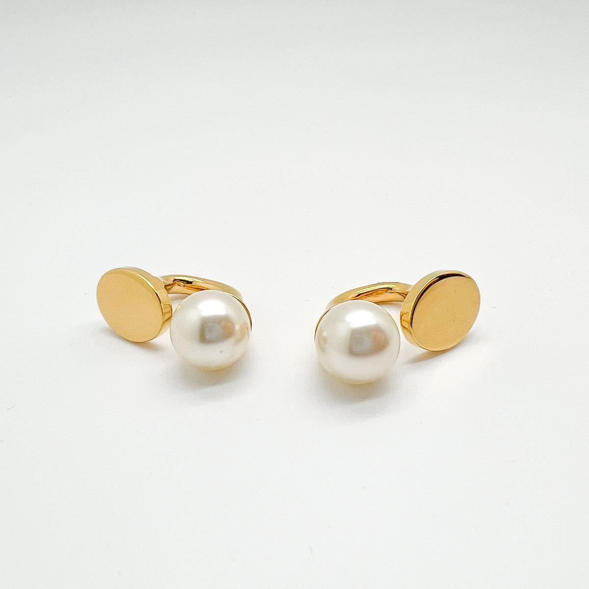 A wonderfully demure, edgy pair of Chloe pearl earrings.
Maison Chloé is world-famous for luxurious, free spirited, always feminine, unique couture designs. This unique style earning the House a sophisticated clientele. Originally founded by