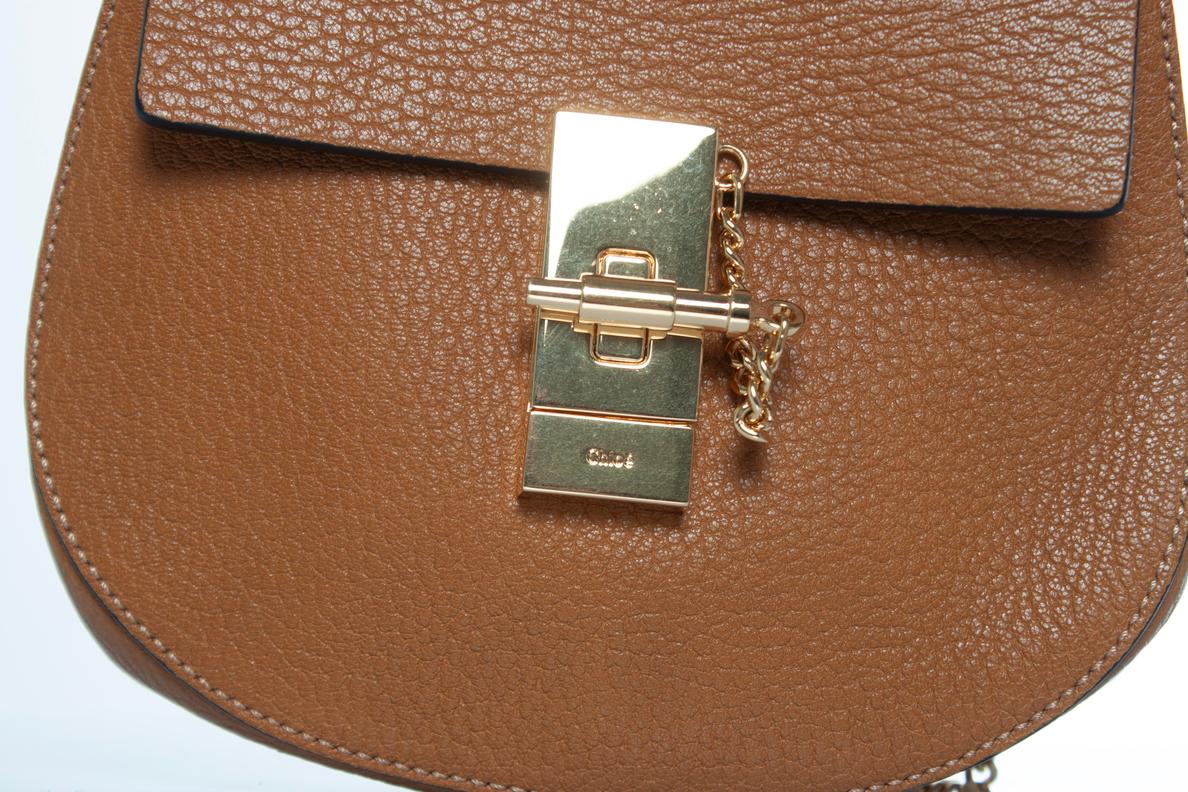 Chloe, drew camel leather bag. The item is in very good condition

CONDITION: very good condition

SIZE: small

MEASUREMENTS: height 17 cm, width 19 cm, depth cm, height handle 6 cm, length strap 106 cm

MATERIAL: grained leather

CARE: specialist