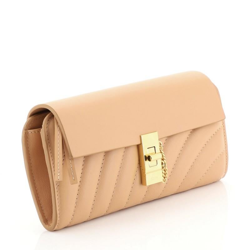 This Chloe Drew Continental Wallet Quilted Leather Long, crafted from neutral quilted leather, features gold-tone hardware. Its turn-lock closure opens to a neutral leather interior with multiple card slots and zip and slip pockets. 

Estimated