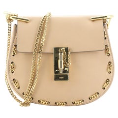Mini-Umhängetasche aus Leder mit Kette von Drew