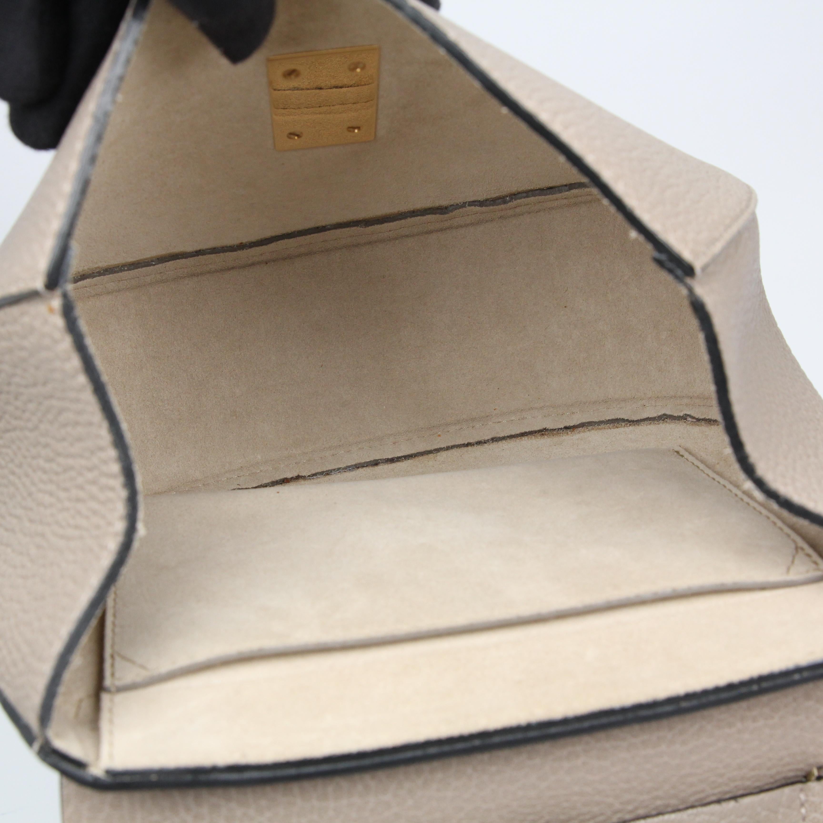 An update to the classic saddle bag, this Chloe Drew bag exudes femininity and draws on its heritage to create a bag with all the bells and whistles we love. This chic bag is crafted from grained leather with a flap closure and unique,