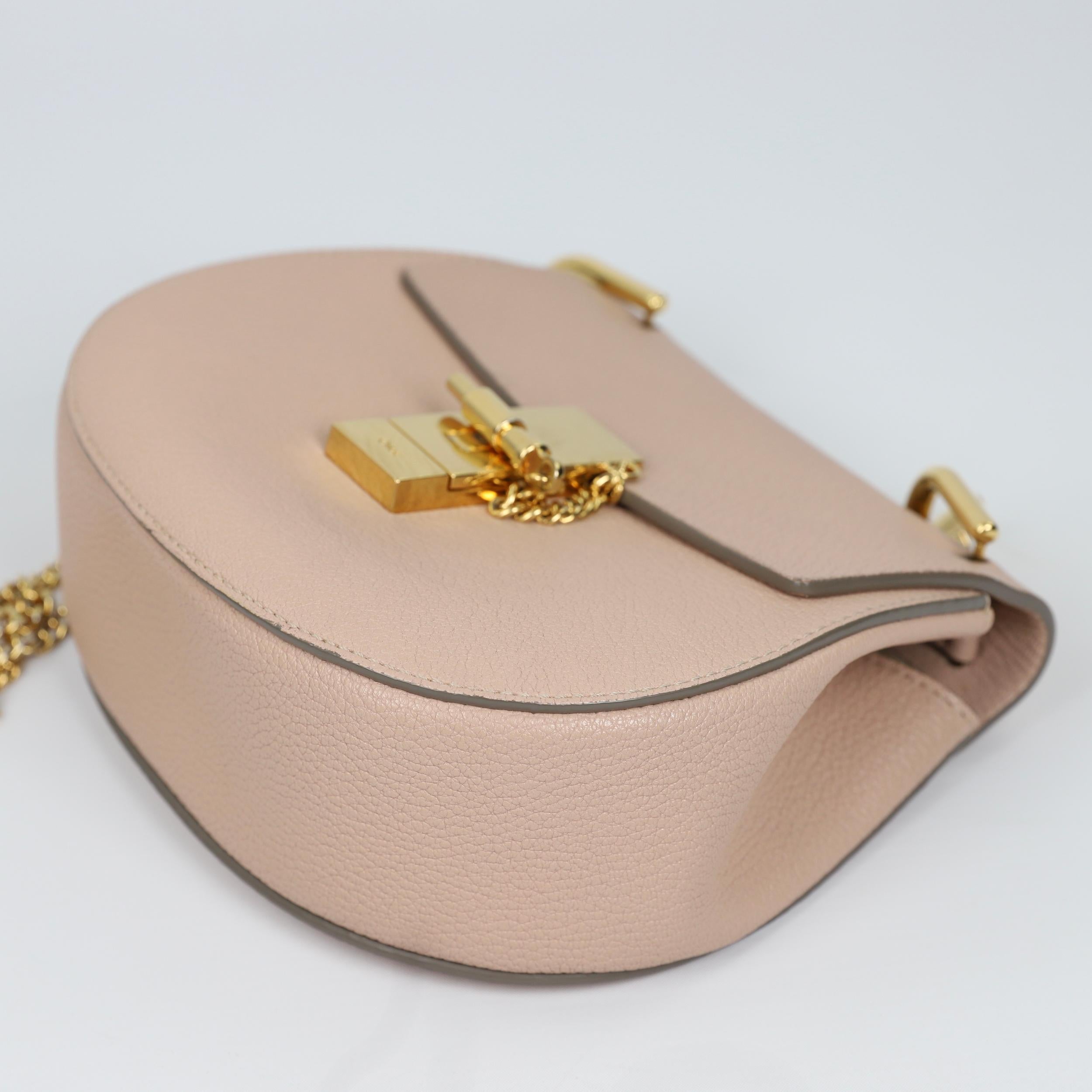 An update to the classic saddle bag, this Chloe Drew bag exudes femininity and draws on its heritage to create a bag with all the bells and whistles we love. This chic bag is crafted from grained leather with a flap closure and unique,