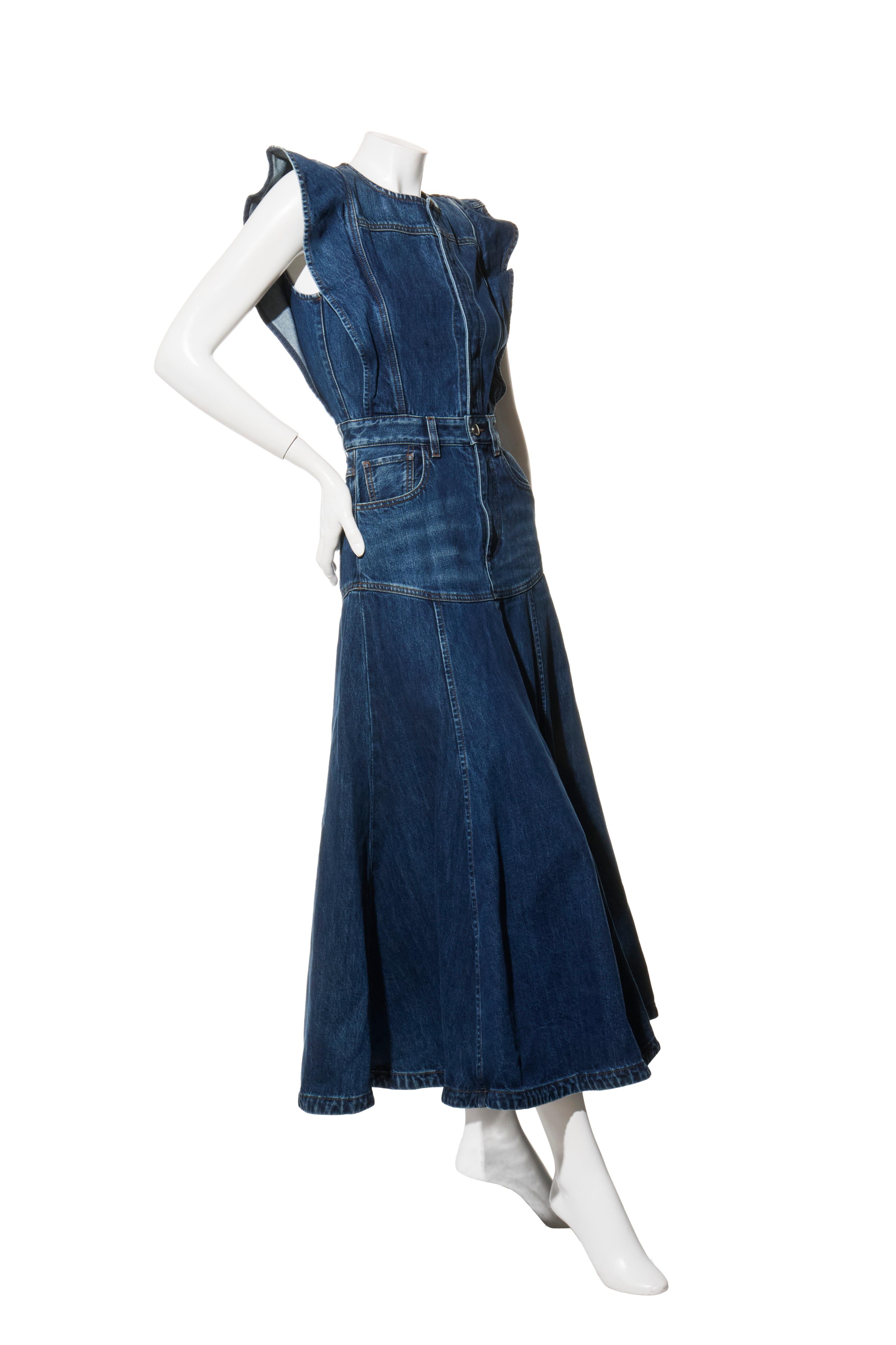 Chloé Dusky Blue Denim Maxi Dress Resort 2022 Collection Size 34

This rare Chloé denim maxi dress from the Resort 2022 collection embodies the effortless Parisian sophistication the brand is known for. Crafted in Italy from 100% cotton denim in a