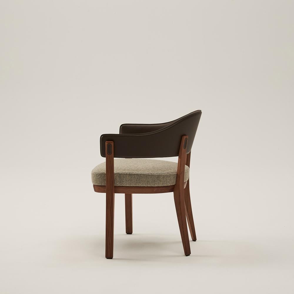 Chloe ist ein Stuhl aus massiver Esche mit einer geschwungenen Rückenlehne aus Sperrholz, die mit Leder bezogen ist.
Seine gewölbte Form schafft eine gemütliche Sitzgelegenheit. Der Komfort wird durch den gepolsterten Sitz unterstrichen,