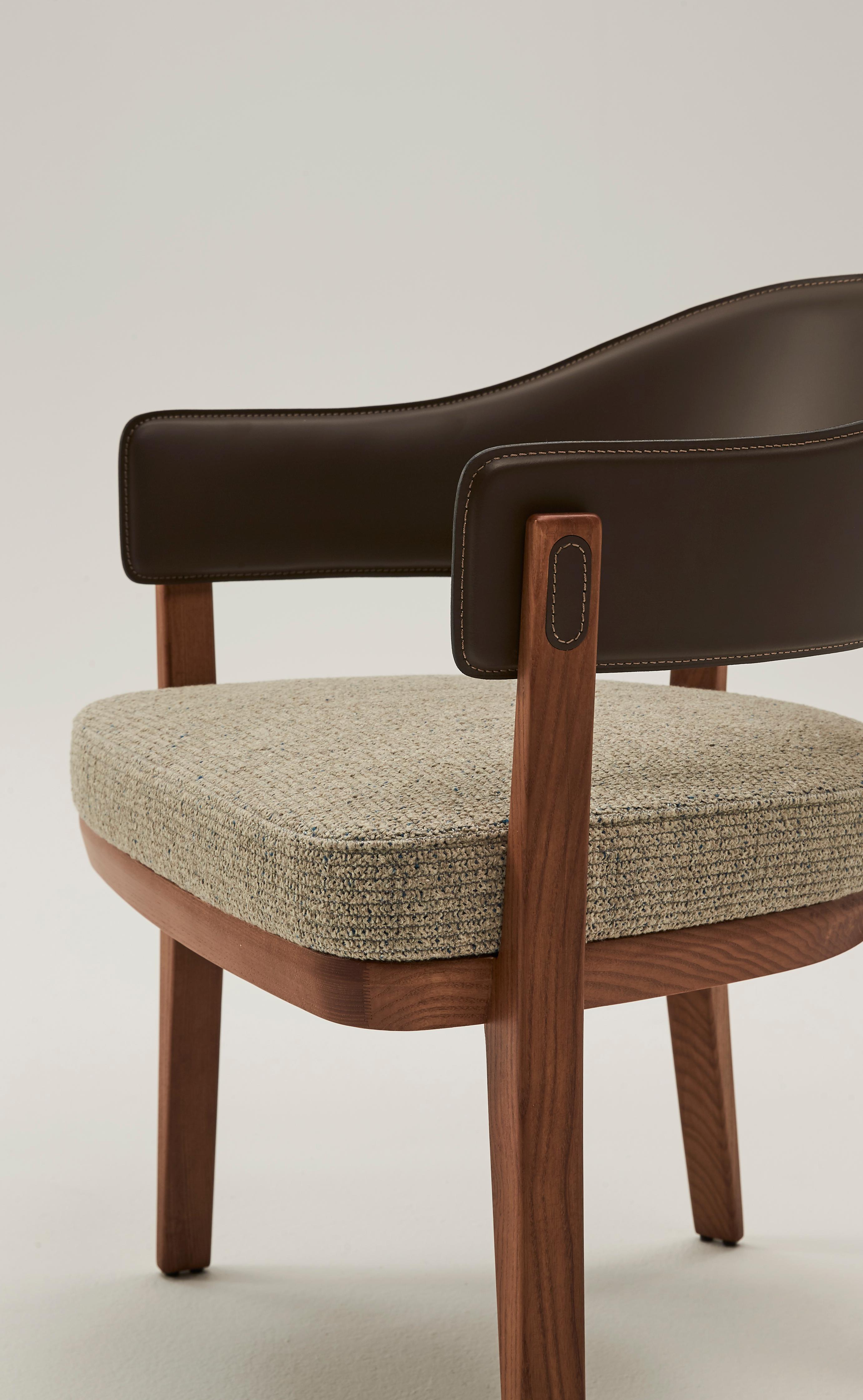 Chloe ist ein Stuhl aus massivem Eschenholz mit einer umlaufenden Rückenlehne. (Moderne) im Angebot