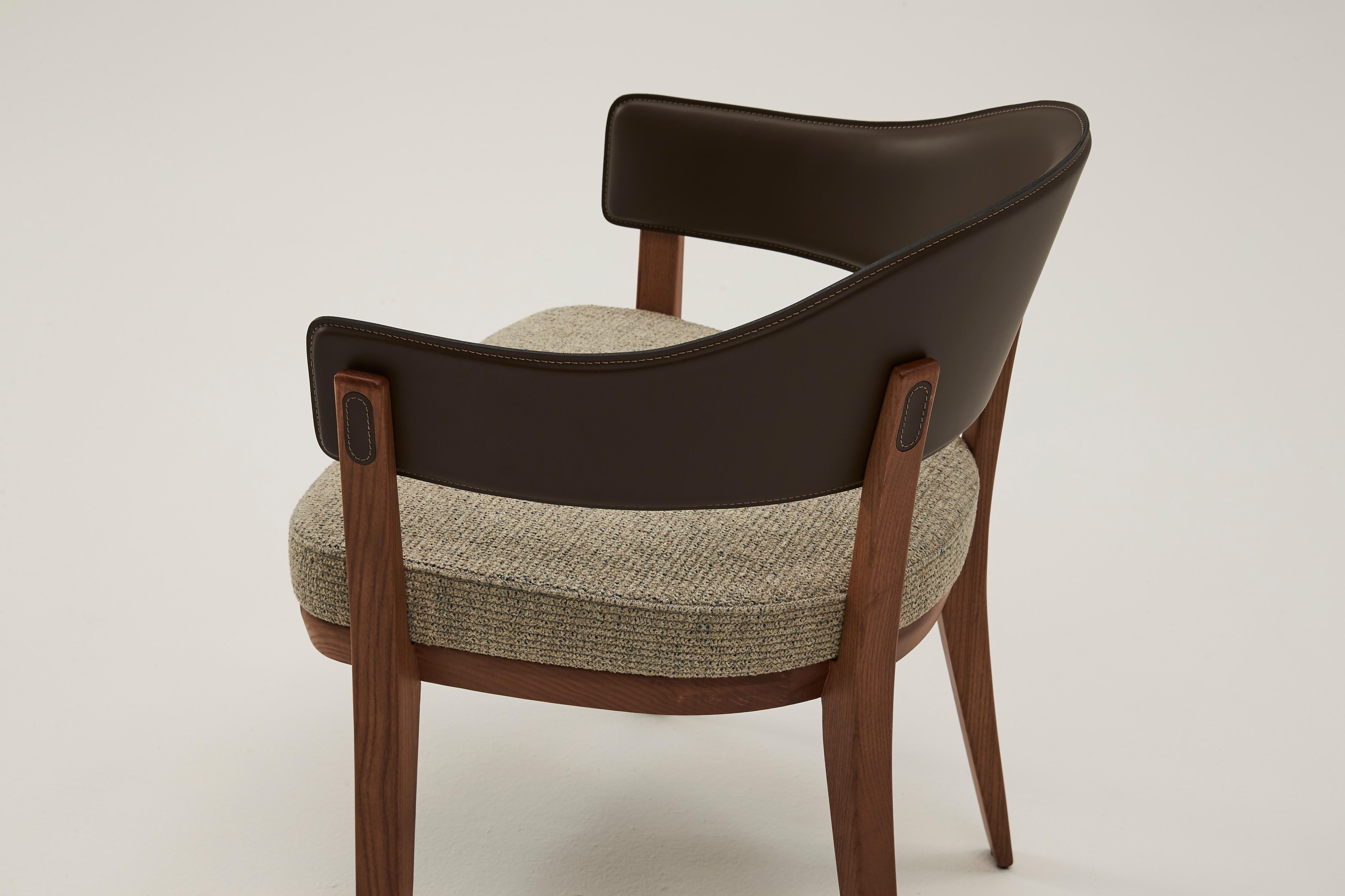 Chloe ist ein Stuhl aus massivem Eschenholz mit einer umlaufenden Rückenlehne. (Italian) im Angebot