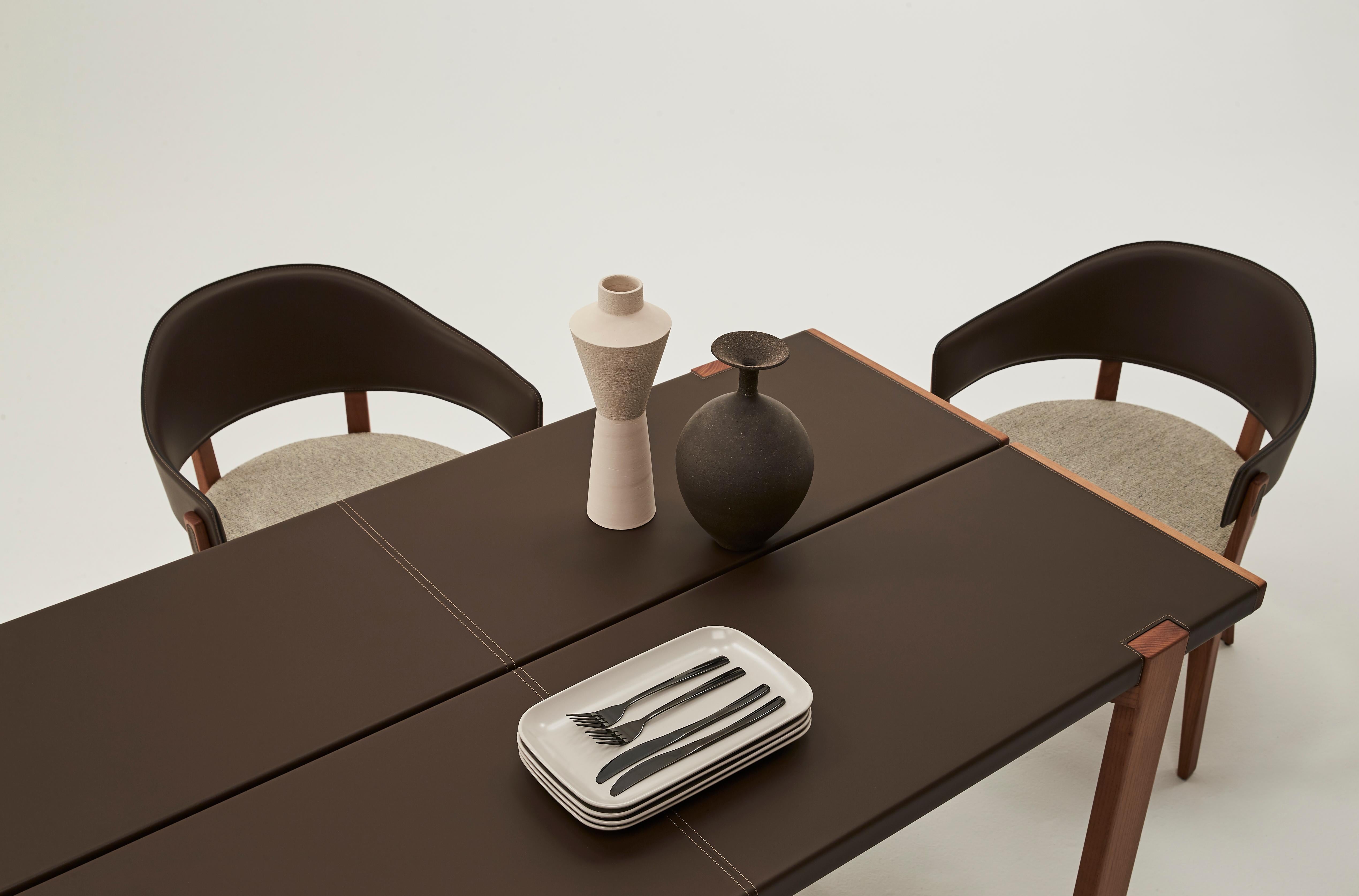 Chloe ist ein Stuhl aus massivem Eschenholz mit einer umlaufenden Rückenlehne. im Zustand „Neu“ im Angebot in Seregno, IT