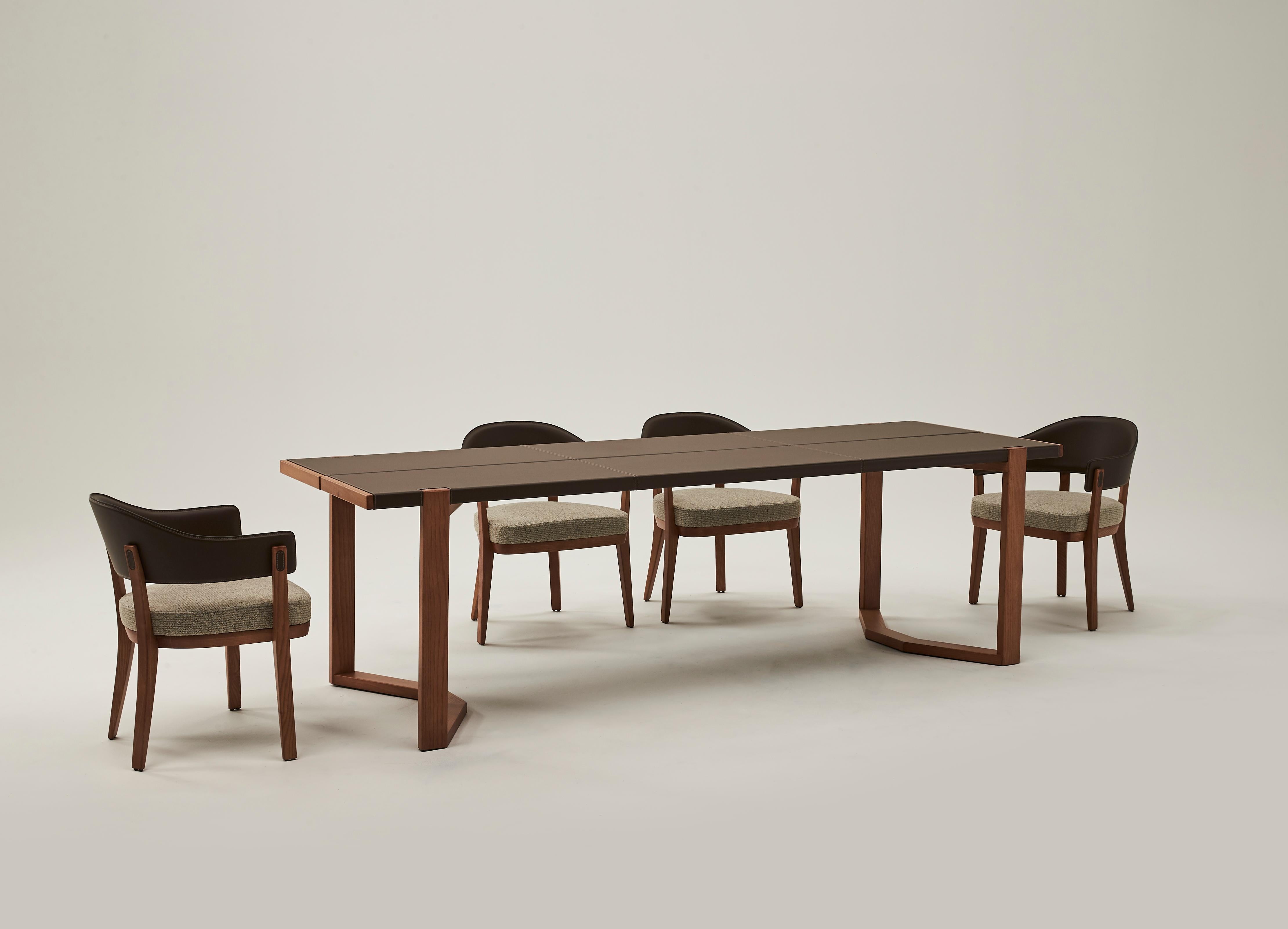 Chloe ist ein Stuhl aus massivem Eschenholz mit einer umlaufenden Rückenlehne. (Zeitgenössisch) im Angebot