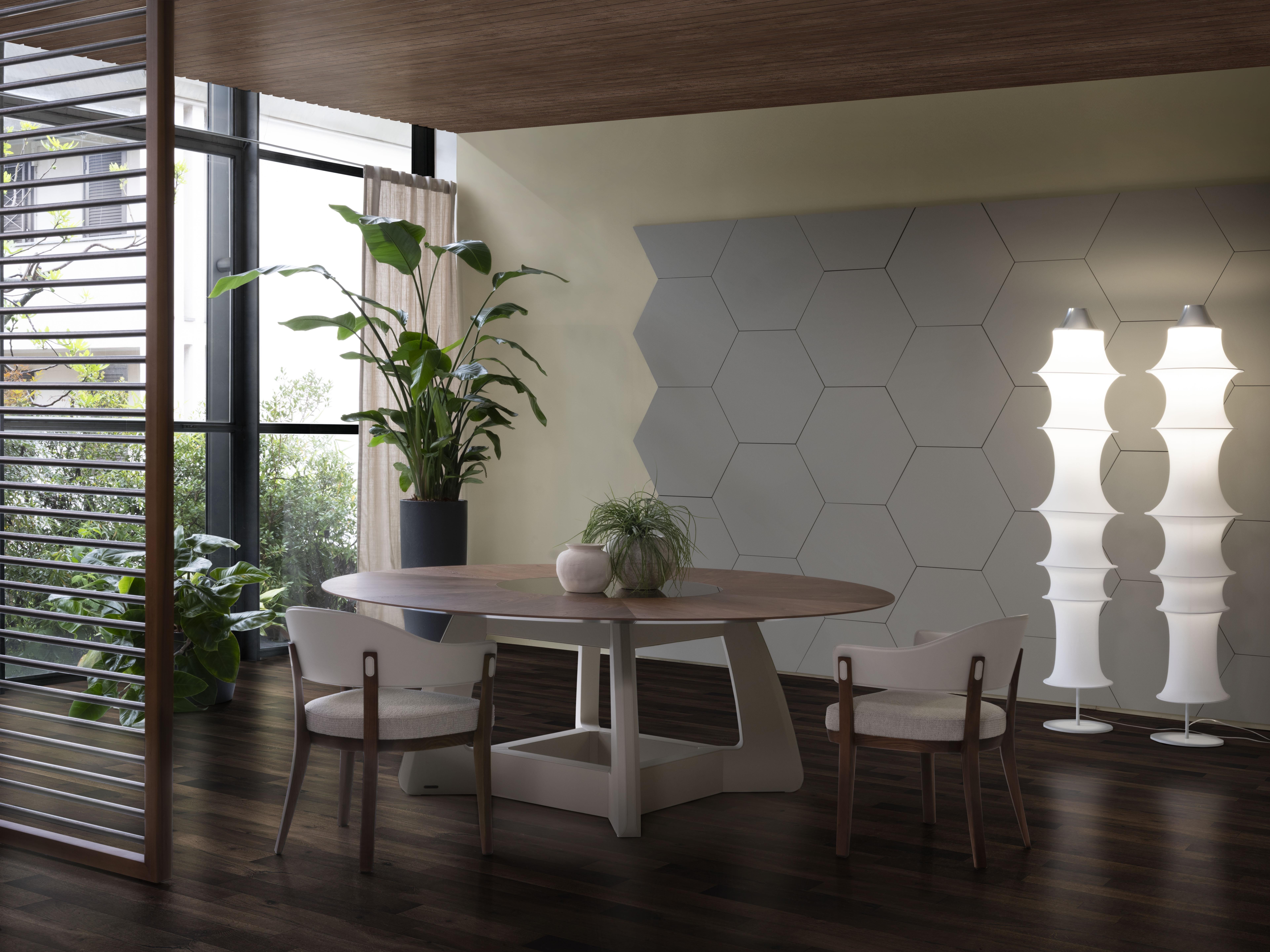 Chloe ist ein Stuhl aus massivem Eschenholz mit einer umlaufenden Rückenlehne. (Leder) im Angebot