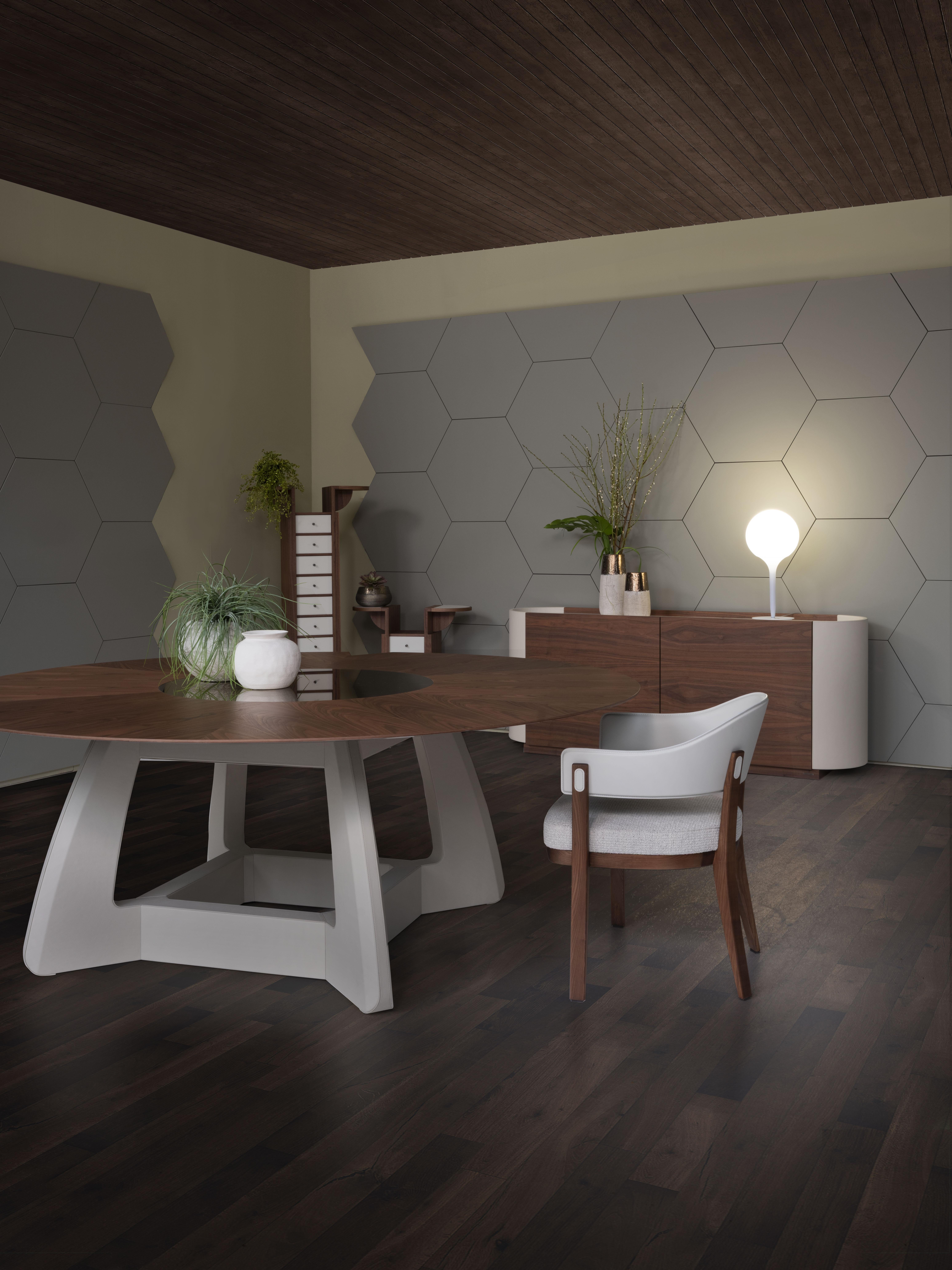 Chloe ist ein Stuhl aus massivem Eschenholz mit einer umlaufenden Rückenlehne. im Angebot 1