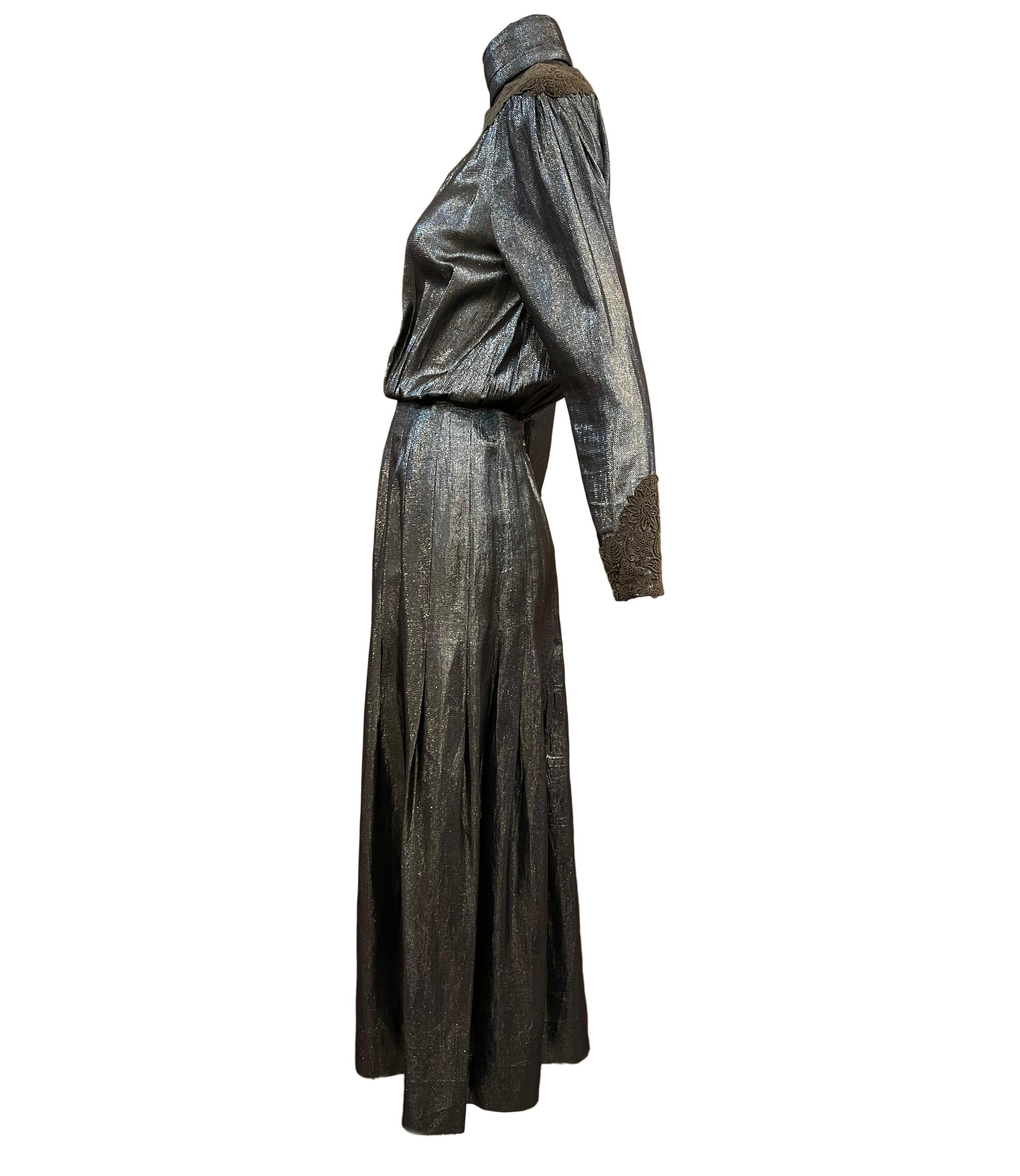 Karl Lagerfeld for Chloe, primi anni '80. Lagerfeld ha probabilmente svolto il suo lavoro migliore a Chloe durante gli anni '70 e '80. Ecco, l'abbiamo detto. Questo capolavoro metallico risale molto probabilmente ai primi anni '80. I dettagli