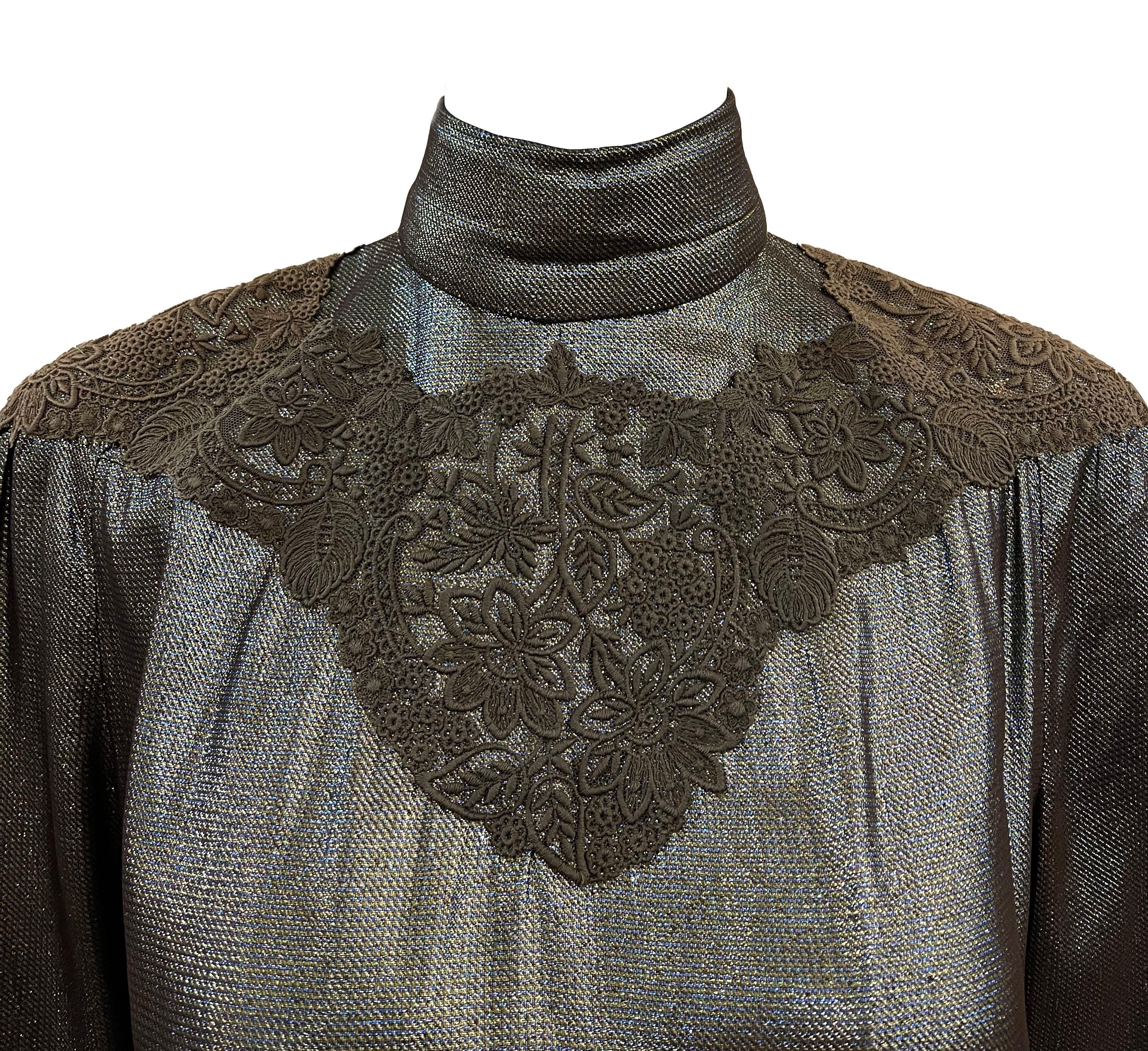 Noir Robe en lurex argenté/doré/bleu avec application de dentelle, années 1980. en vente