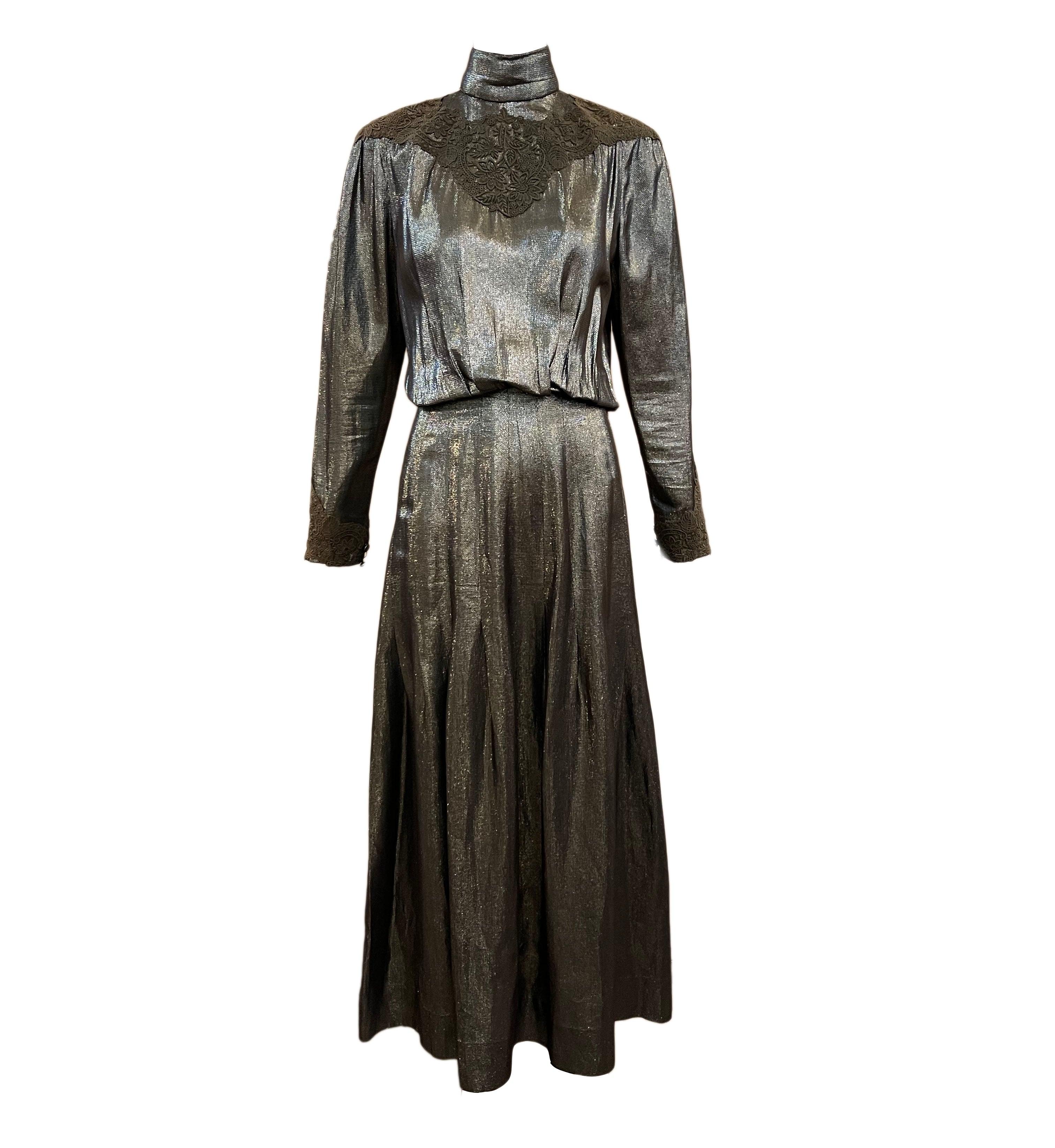 Robe en lurex argenté/doré/bleu avec application de dentelle, années 1980. en vente