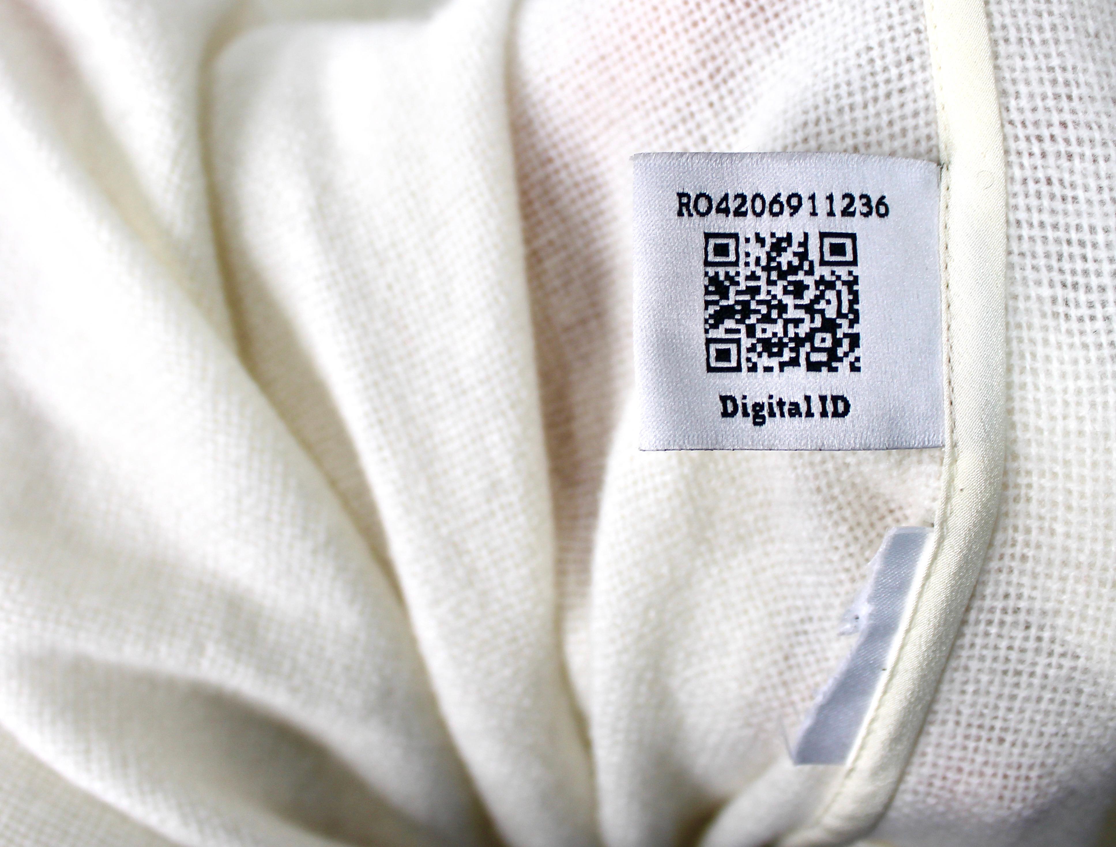 Chloe Eden Weißes Kleid aus Kaschmir und Wolle mit Knopfleiste um 2023 im Angebot 7