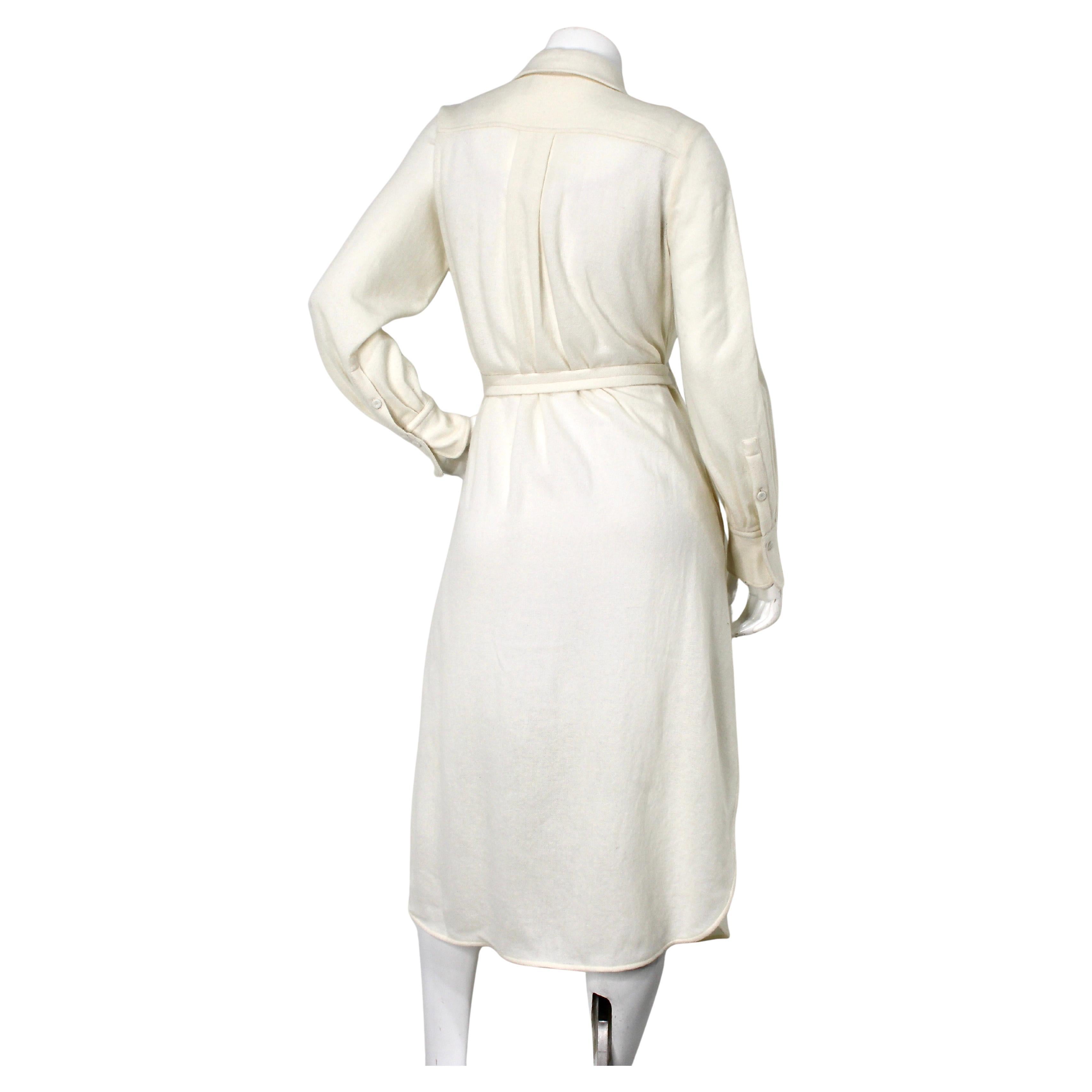 Das Chloe Eden White Cashmere & Wool Button-Down Dress circa 2023 ist ein raffiniertes und vielseitiges Stück, das sich sowohl für gehobene als auch für legere Anlässe eignet. Dieses Kleid ist aus einer luxuriösen Mischung aus Kaschmir und Wolle