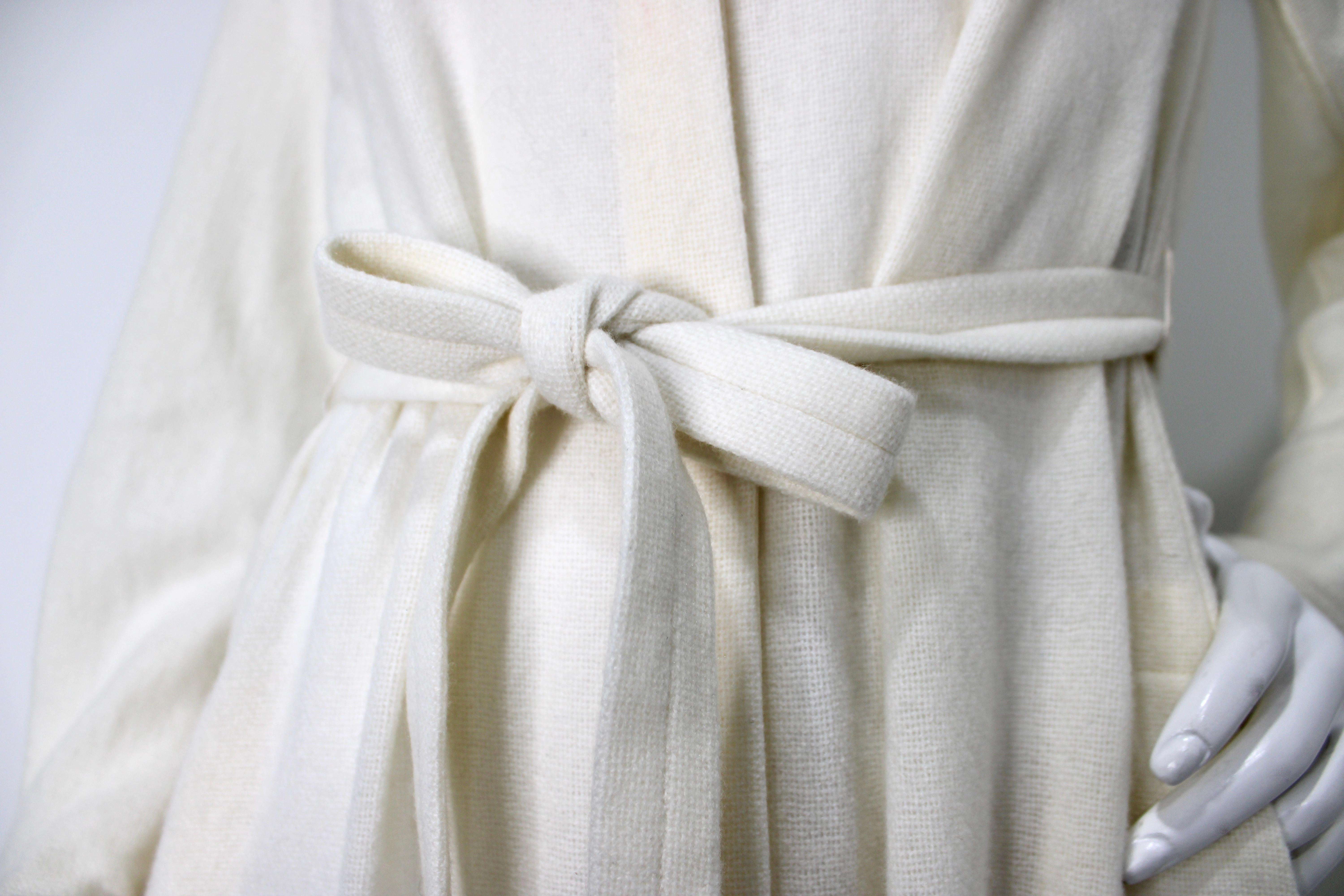 Chloe Eden Weißes Kleid aus Kaschmir und Wolle mit Knopfleiste um 2023 im Zustand „Gut“ im Angebot in Scottsdale, AZ